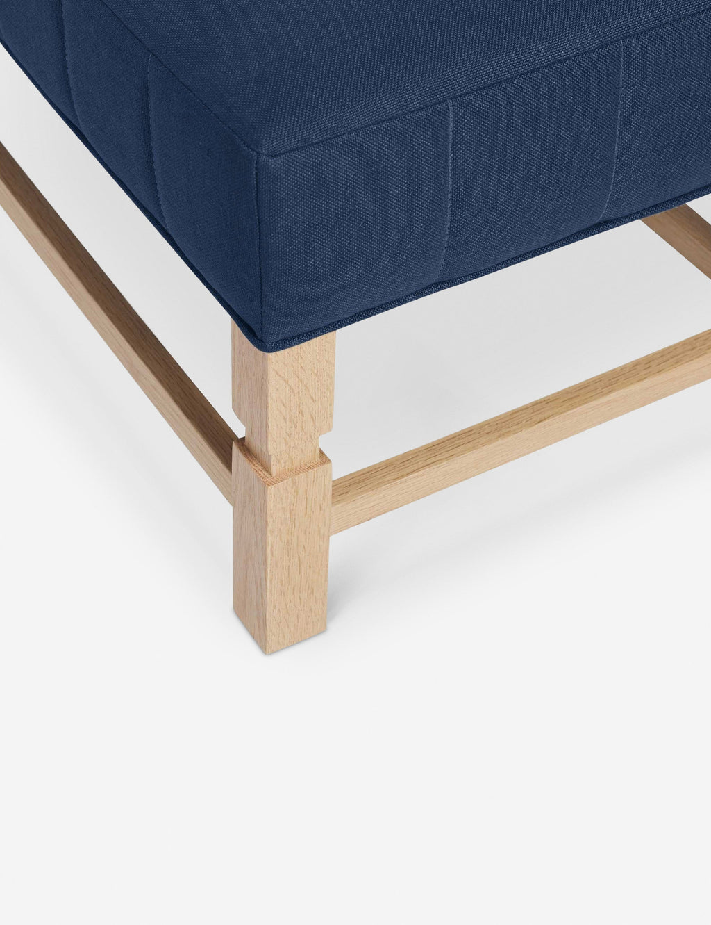 Banc – Alliant un style sur mesure à des matériaux classiques, ce banc rembourré est l'incarnation du confort intemporel.