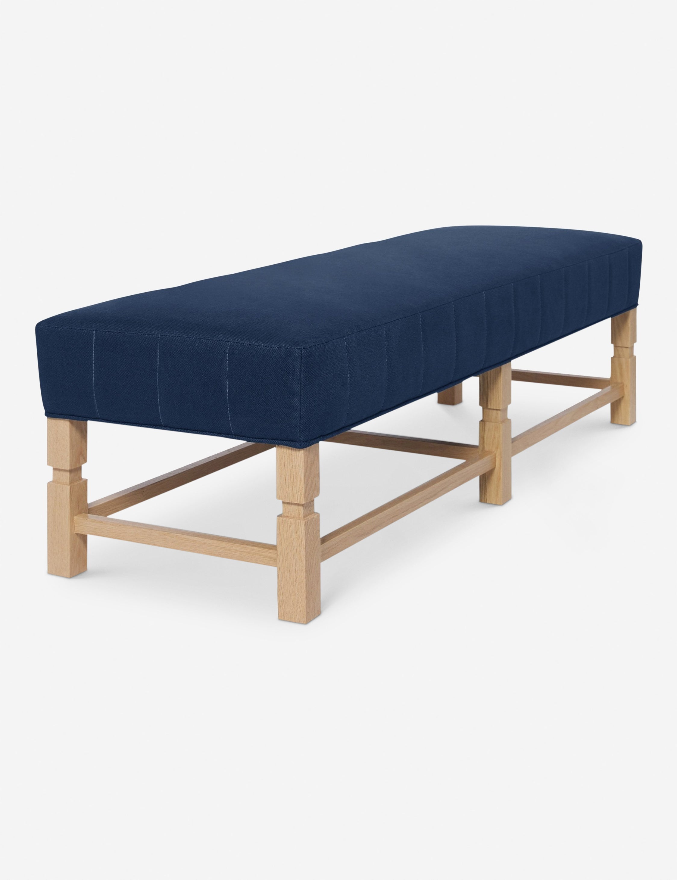 Banc – Alliant un style sur mesure à des matériaux classiques, ce banc rembourré est l'incarnation du confort intemporel.