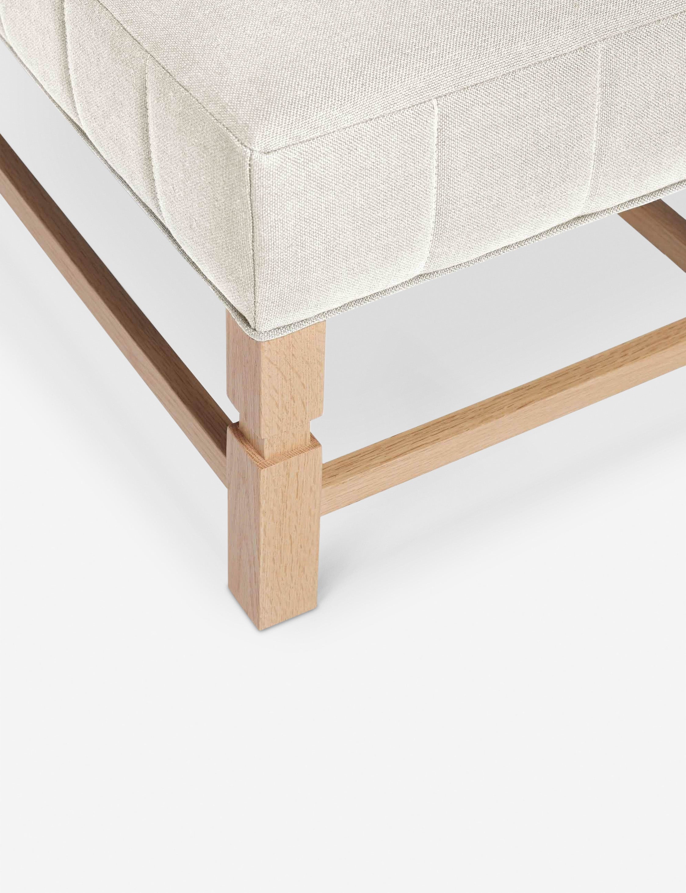 Banc – Alliant un style sur mesure à des matériaux classiques, ce banc rembourré est l'incarnation du confort intemporel.
