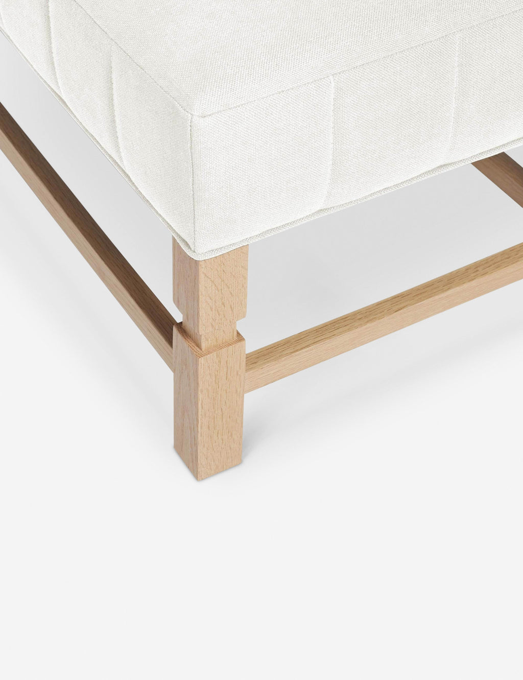 Banc – Alliant un style sur mesure à des matériaux classiques, ce banc rembourré est l'incarnation du confort intemporel.