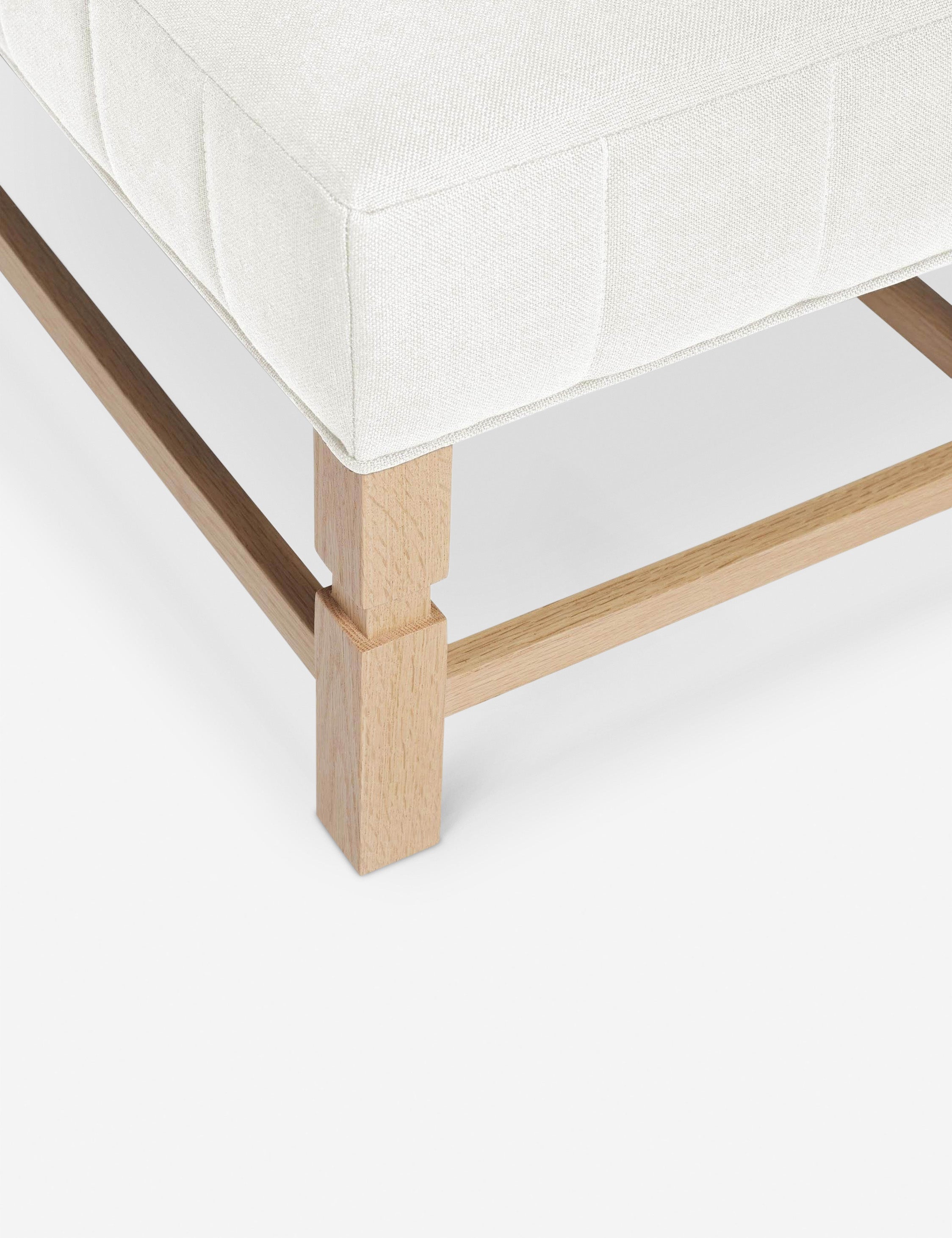 Banc – Alliant un style sur mesure à des matériaux classiques, ce banc rembourré est l'incarnation du confort intemporel.