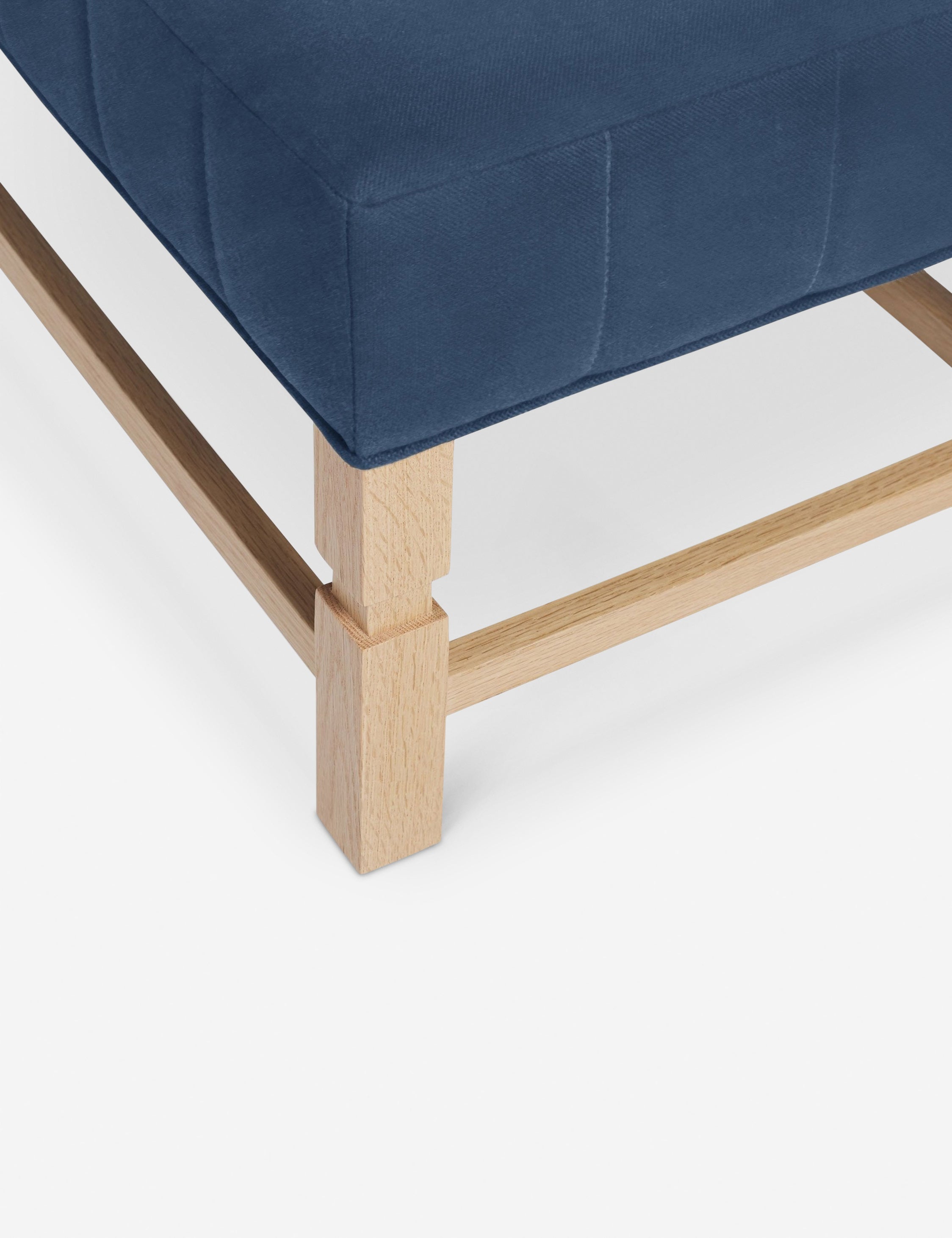 Banc – Alliant un style sur mesure à des matériaux classiques, ce banc rembourré est l'incarnation du confort intemporel.