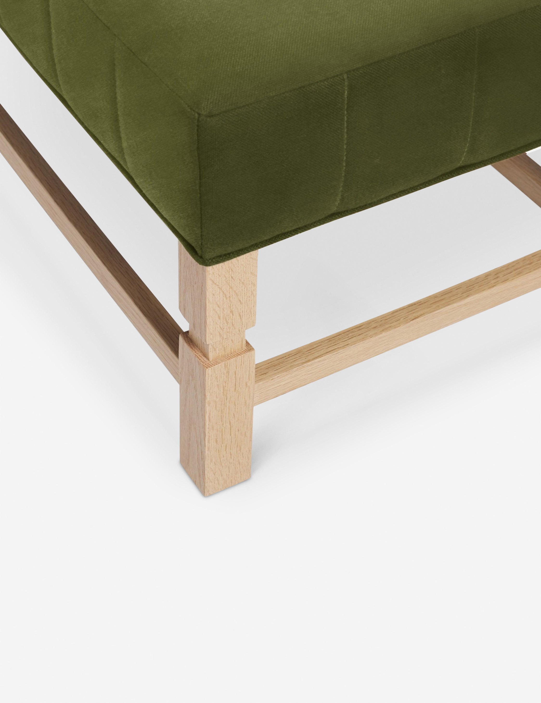 Banc – Alliant un style sur mesure à des matériaux classiques, ce banc rembourré est l'incarnation du confort intemporel.