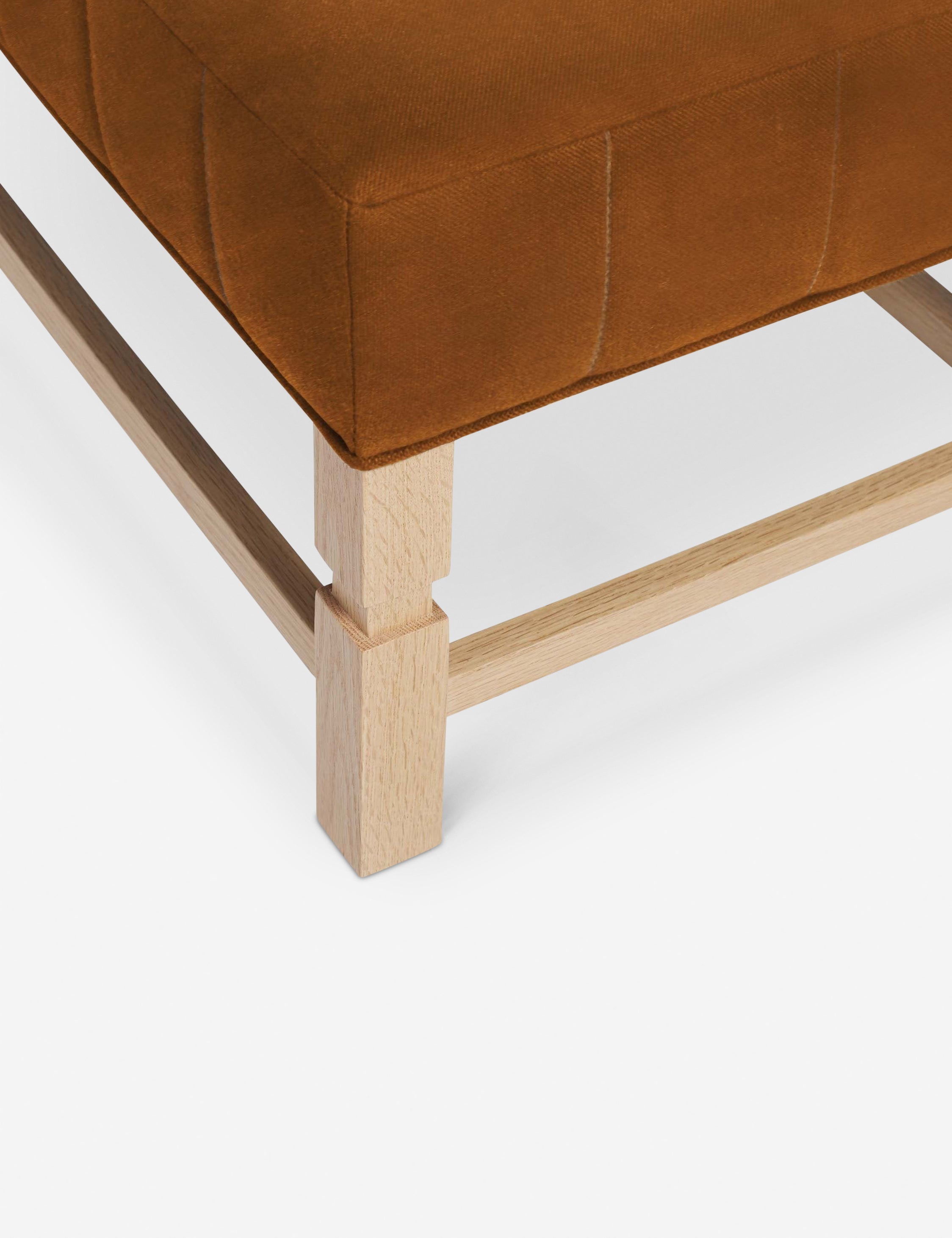 Banc – Alliant un style sur mesure à des matériaux classiques, ce banc rembourré est l'incarnation du confort intemporel.