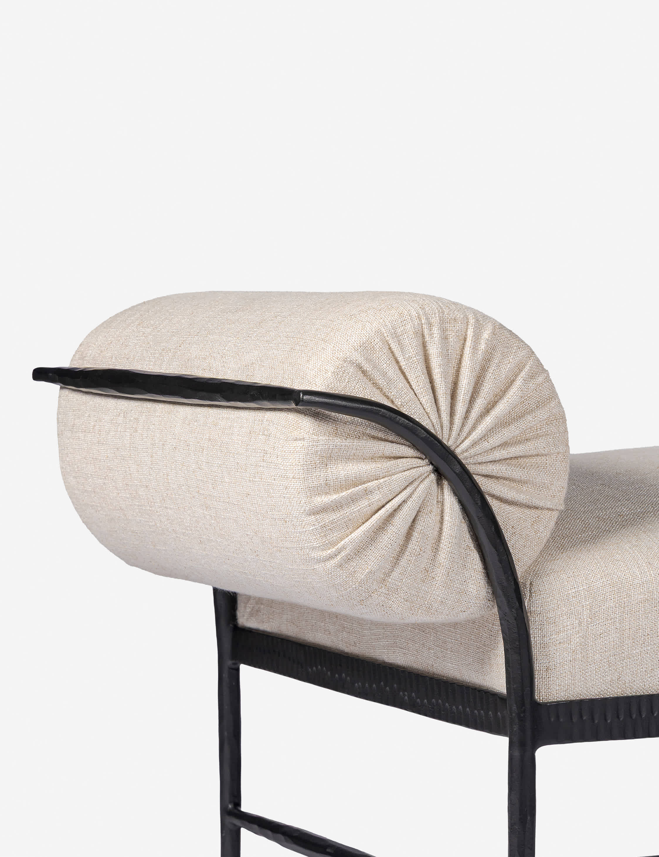 Bench - allie un design réfléchi à des matériaux durables, créant des pièces intentionnelles conçues pour s'intégrer harmonieusement à votre espace