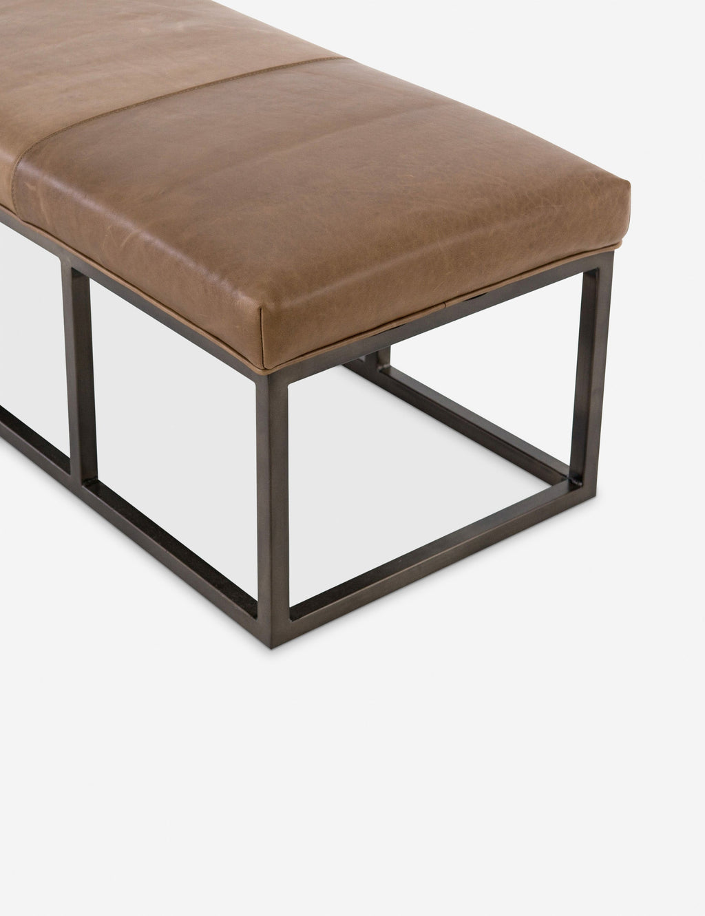 Banc en cuir - Une pièce moderne qui s'intègre à diverses esthétiques, ce banc rembourré en cuir peut être agencé dans des entrées de style industriel