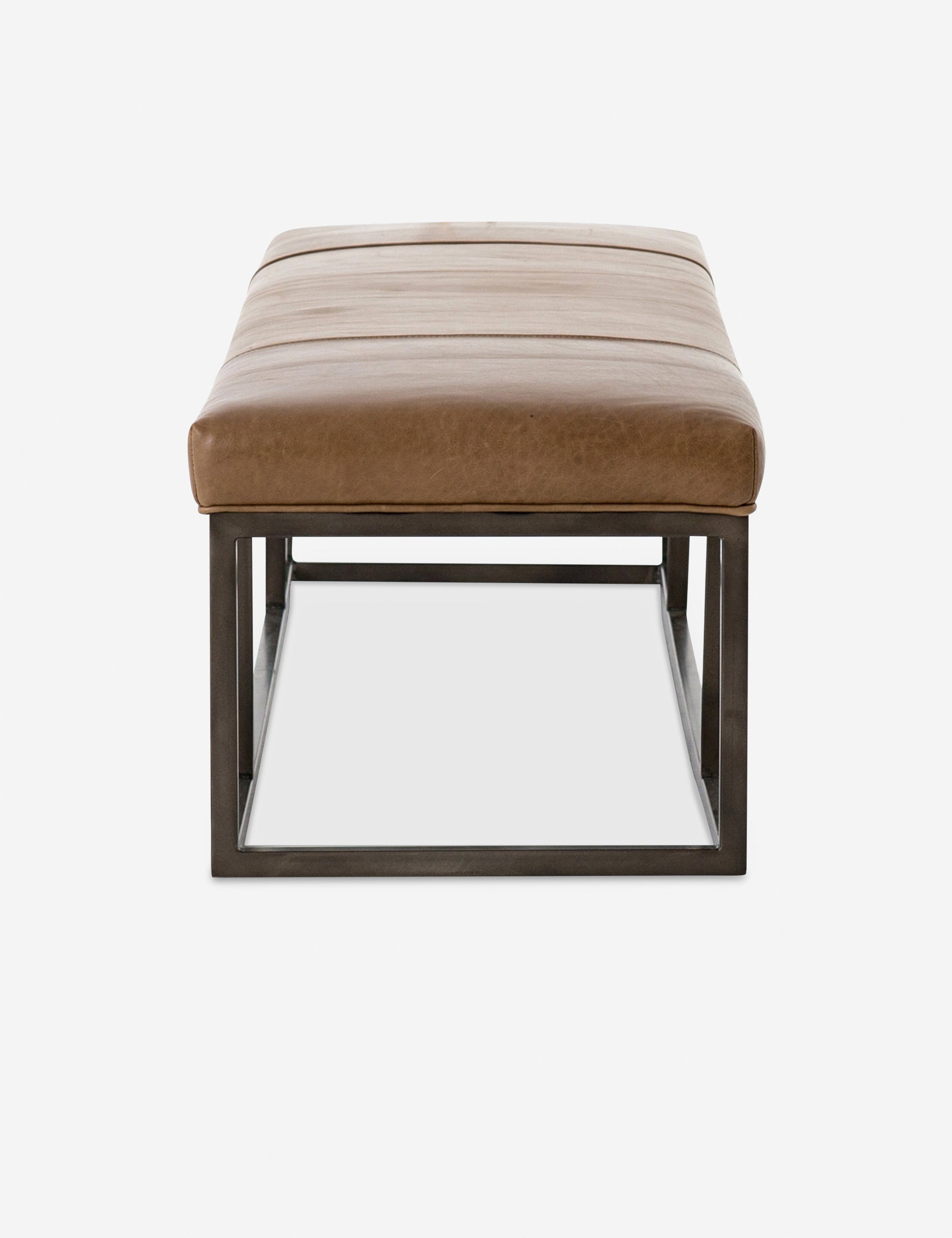 Banc en cuir - Une pièce moderne qui s'intègre à diverses esthétiques, ce banc rembourré en cuir peut être agencé dans des entrées de style industriel