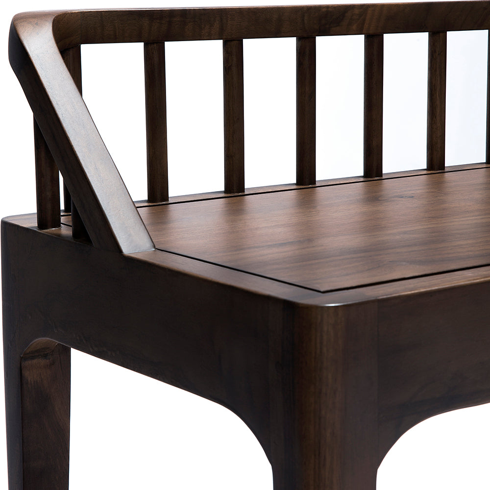 Banc - Des fuseaux traditionnels revisitent la modernité avec le dossier bas de ce banc et ses pieds coniques d'inspiration mid-century