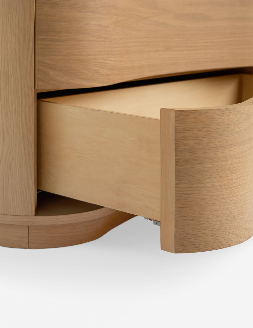 Dresser – Célébrée pour ses céramiques et ses designs audacieux, apporte son sens du raffinement et une touche d'espièglerie à une