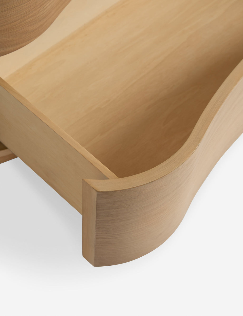 Dresser – Célébrée pour ses céramiques et ses designs audacieux, apporte son sens du raffinement et une touche d'espièglerie à une
