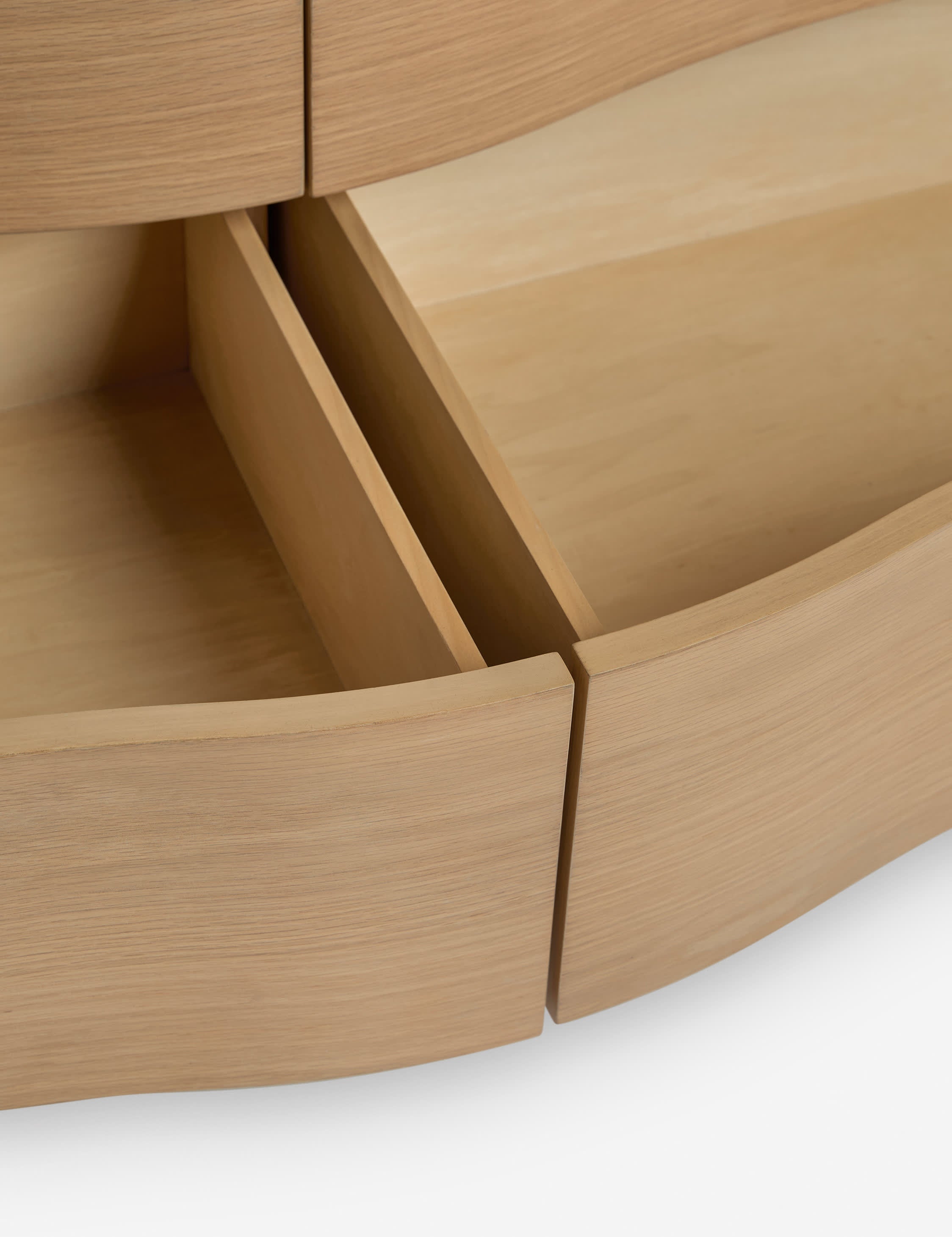 Dresser – Célébrée pour ses céramiques et ses designs audacieux, apporte son sens du raffinement et une touche d'espièglerie à une