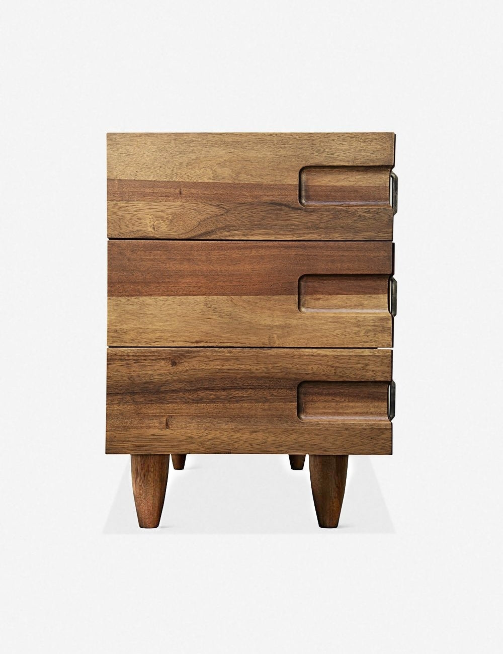 Commode - Des détails en fer et un bois brut confèrent à cette commode un aspect distinctif qui s'harmonise aussi bien avec les styles modernes que de transition.