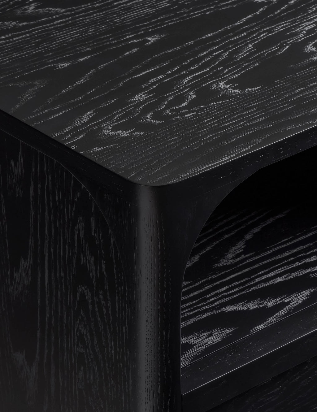 Table de chevet - La table de chevet reste épurée avec une silhouette architecturale adoucie par une étagère ouverte en arc de cercle
