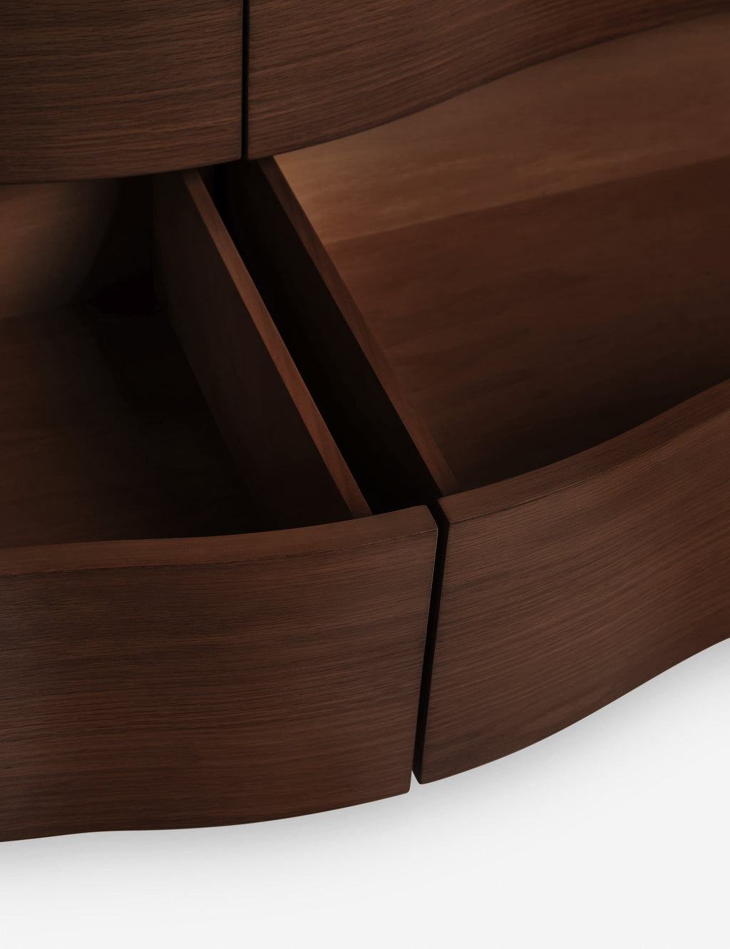Dresser – Célébrée pour ses céramiques et ses designs audacieux, apporte son sens du raffinement et une touche d'espièglerie à une