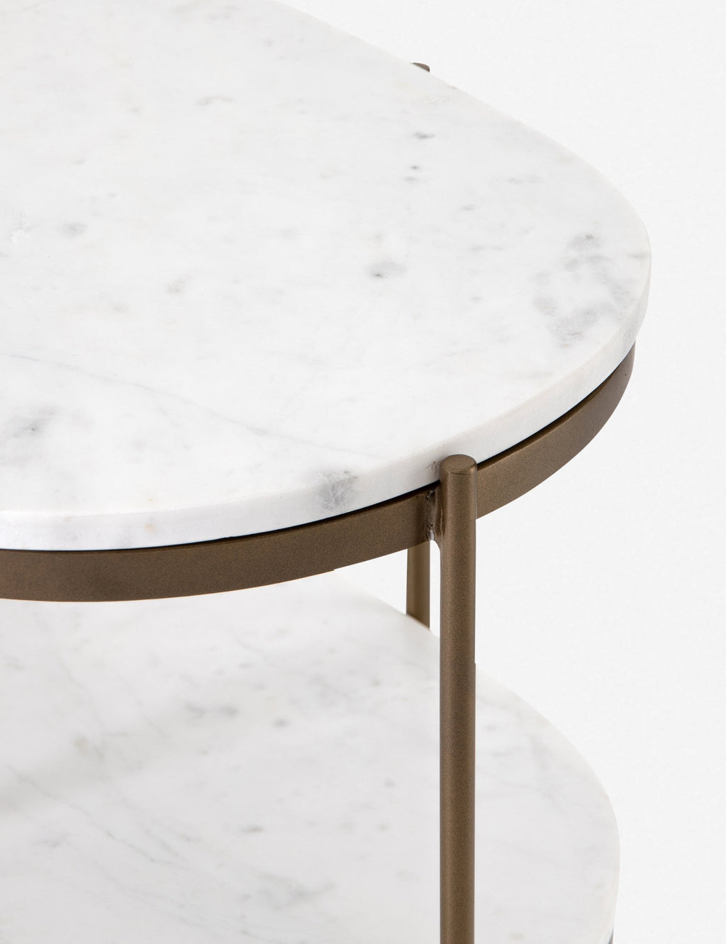 Table de chevet - Alliant le charme d'inspiration vintage au luxe moderne, cette table de chevet à trois niveaux apporte une touche sophistiquée à votre chambre