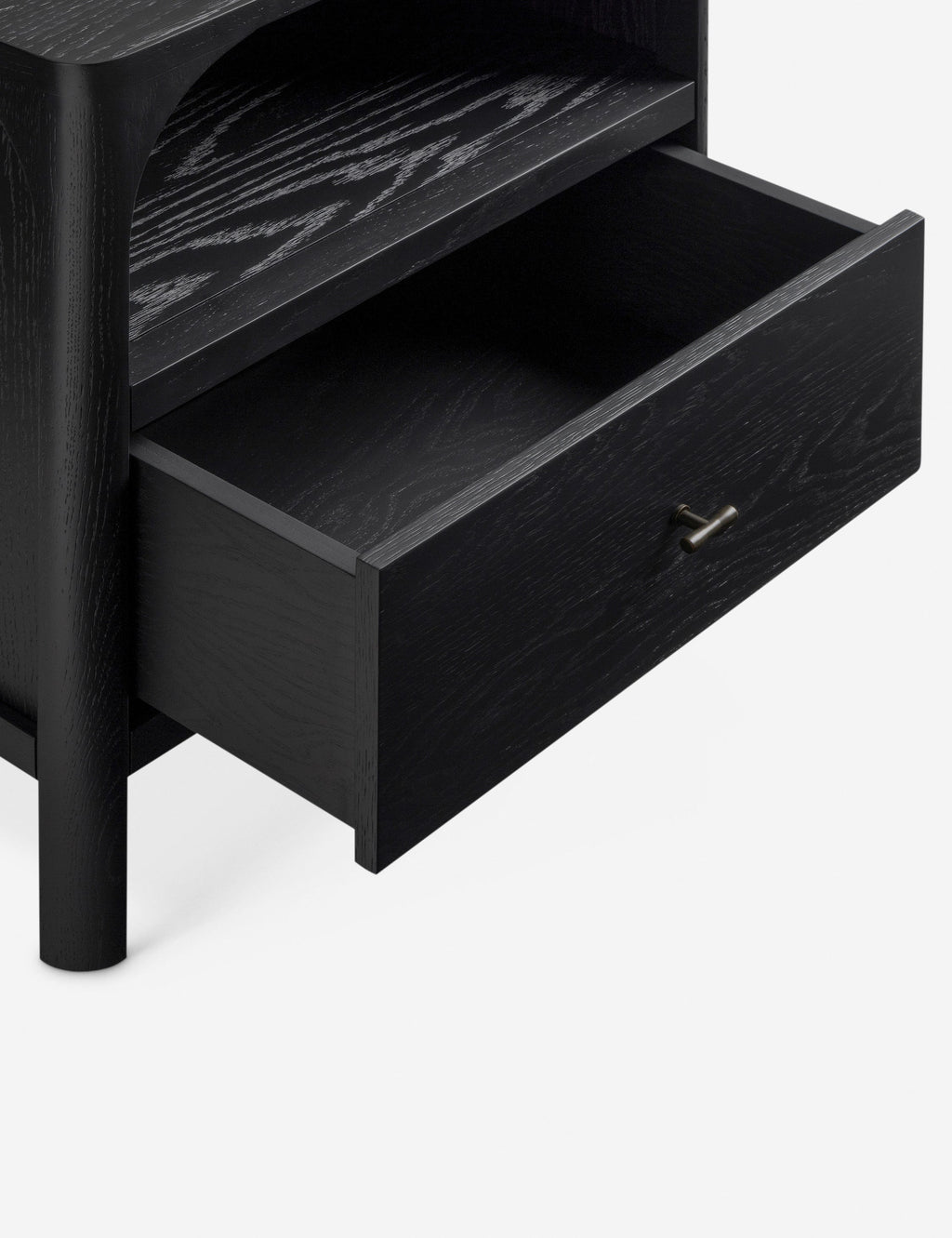 Table de chevet - La table de chevet reste épurée avec une silhouette architecturale adoucie par une étagère ouverte en arc de cercle