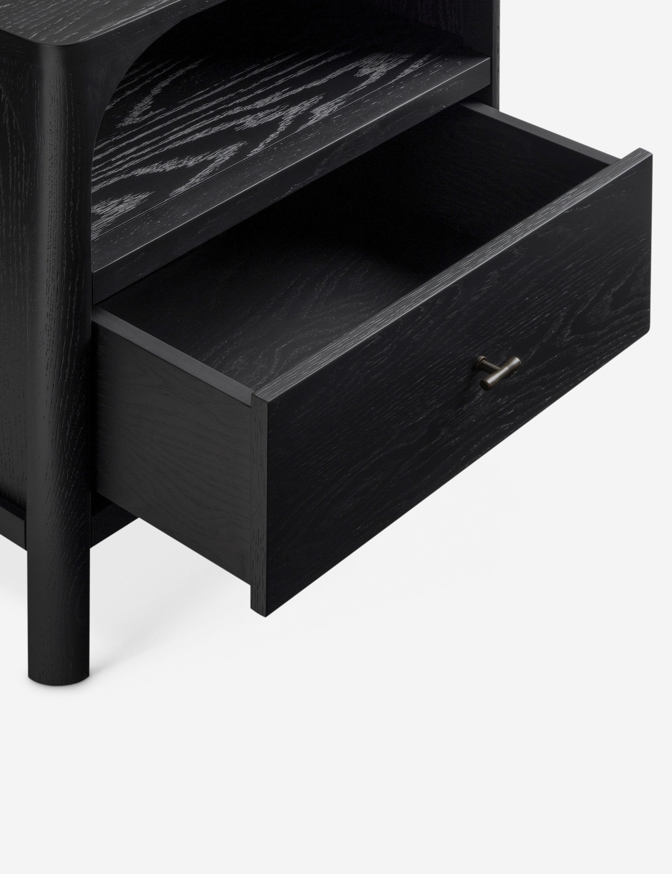 Table de chevet - La table de chevet reste épurée avec une silhouette architecturale adoucie par une étagère ouverte en arc de cercle