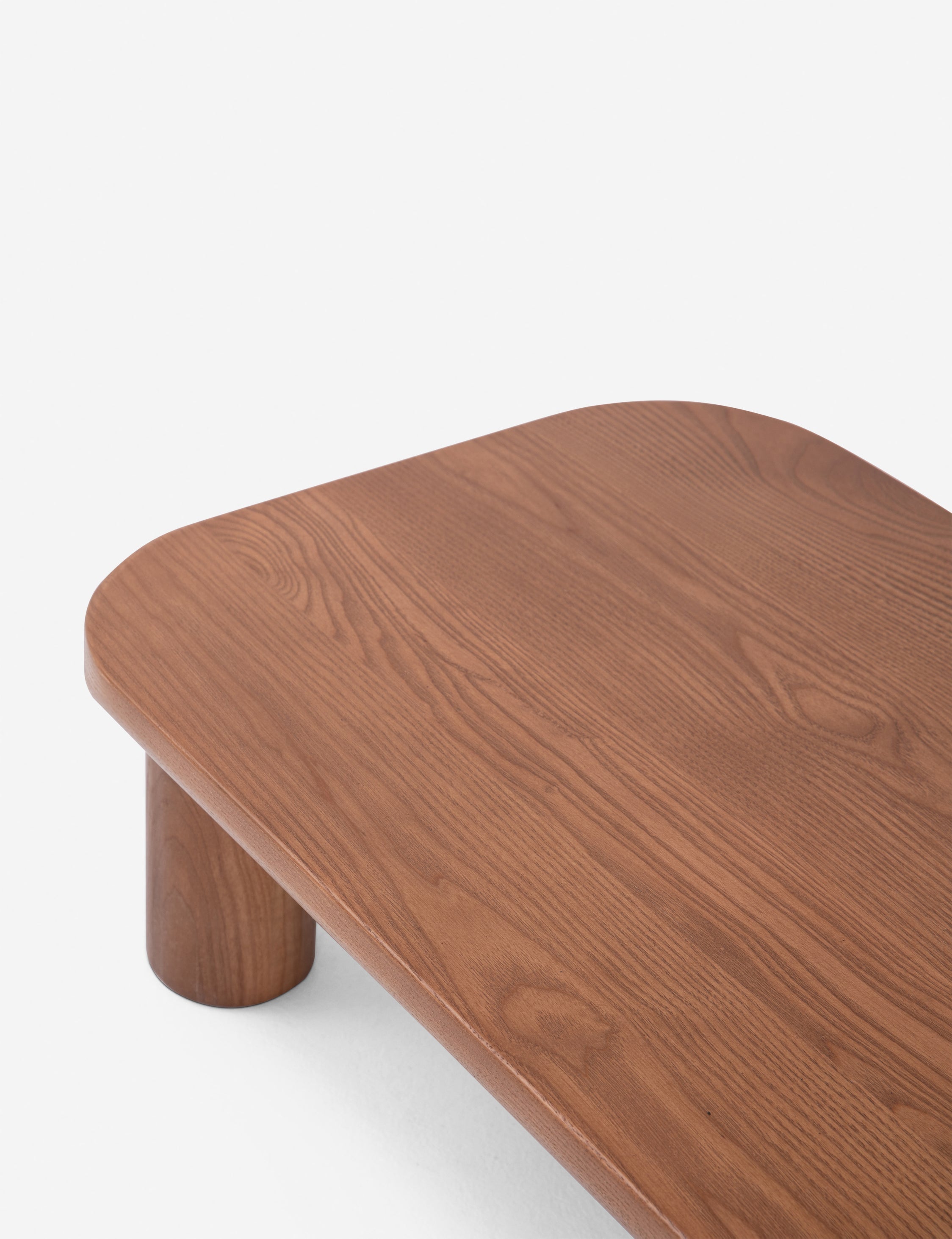 Table de chevet - Un studio de design de mobilier cherche à créer des espaces ouverts et naturels avec sa ligne de mobilier minimaliste