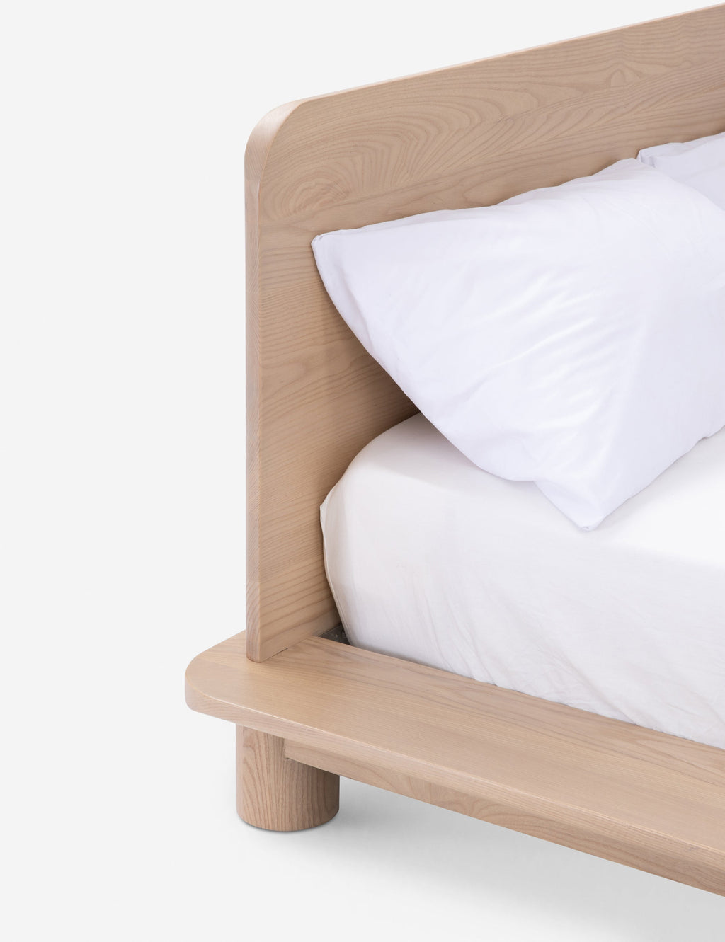 Bed - Le studio de design de meubles cherche à créer des espaces ouverts et naturels avec sa ligne de mobilier minimaliste.