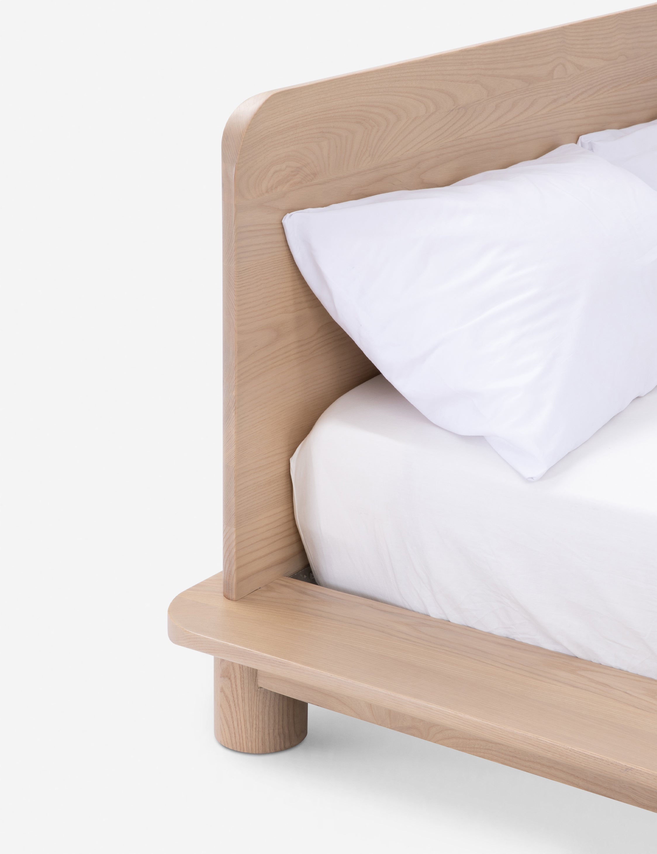 Bed - Le studio de design de meubles cherche à créer des espaces ouverts et naturels avec sa ligne de mobilier minimaliste.