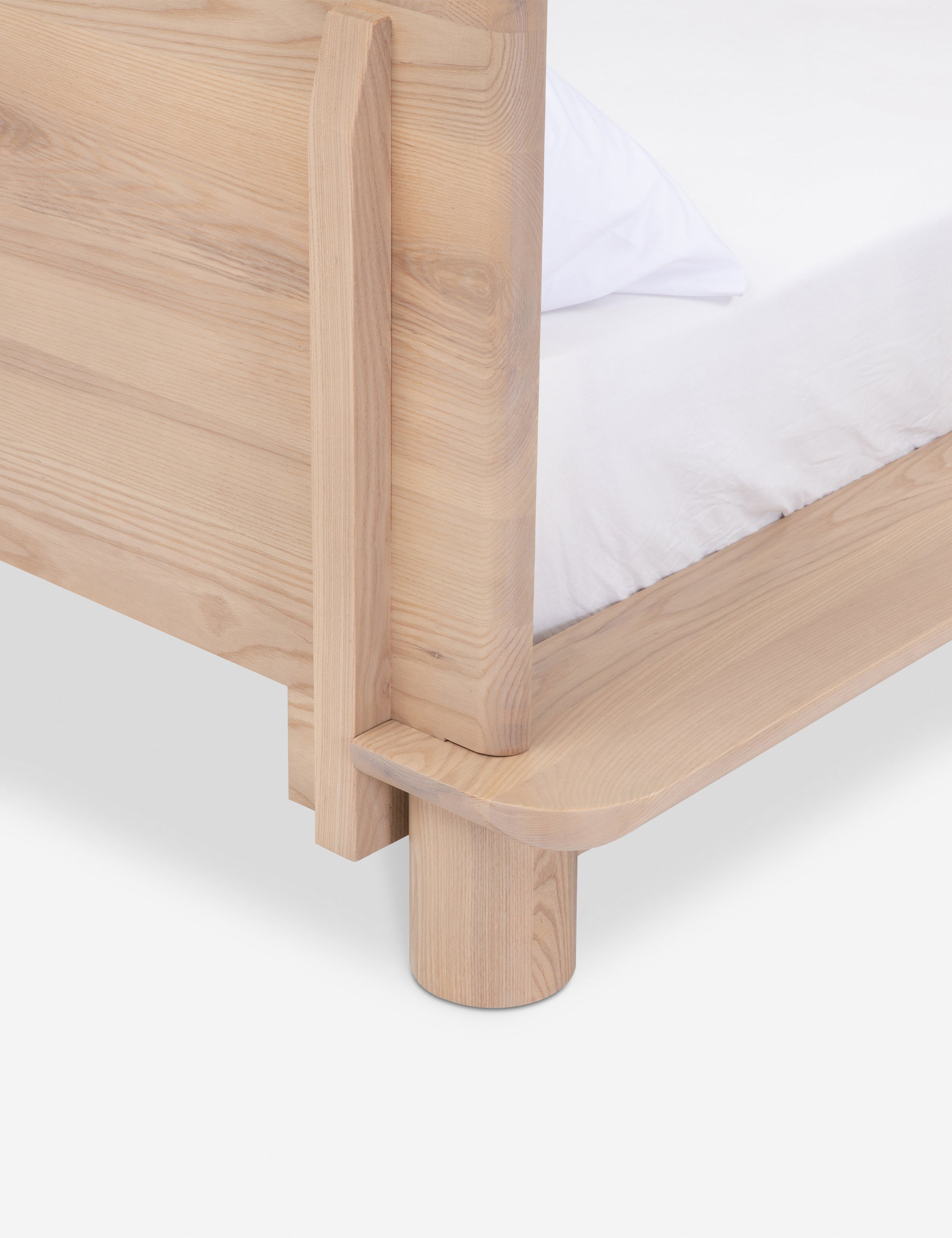 Bed - Le studio de design de meubles cherche à créer des espaces ouverts et naturels avec sa ligne de mobilier minimaliste.