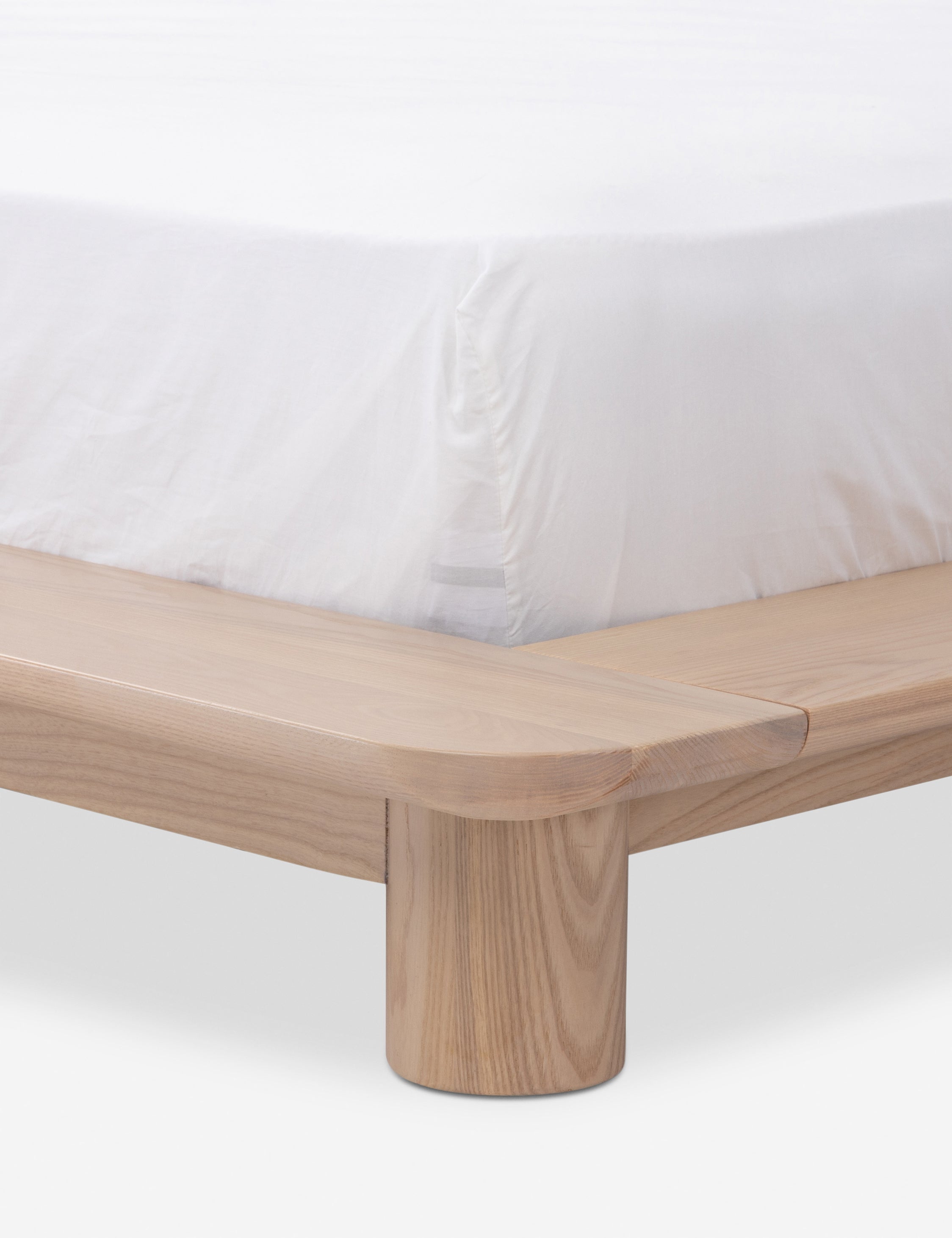 Bed - Le studio de design de meubles cherche à créer des espaces ouverts et naturels avec sa ligne de mobilier minimaliste.