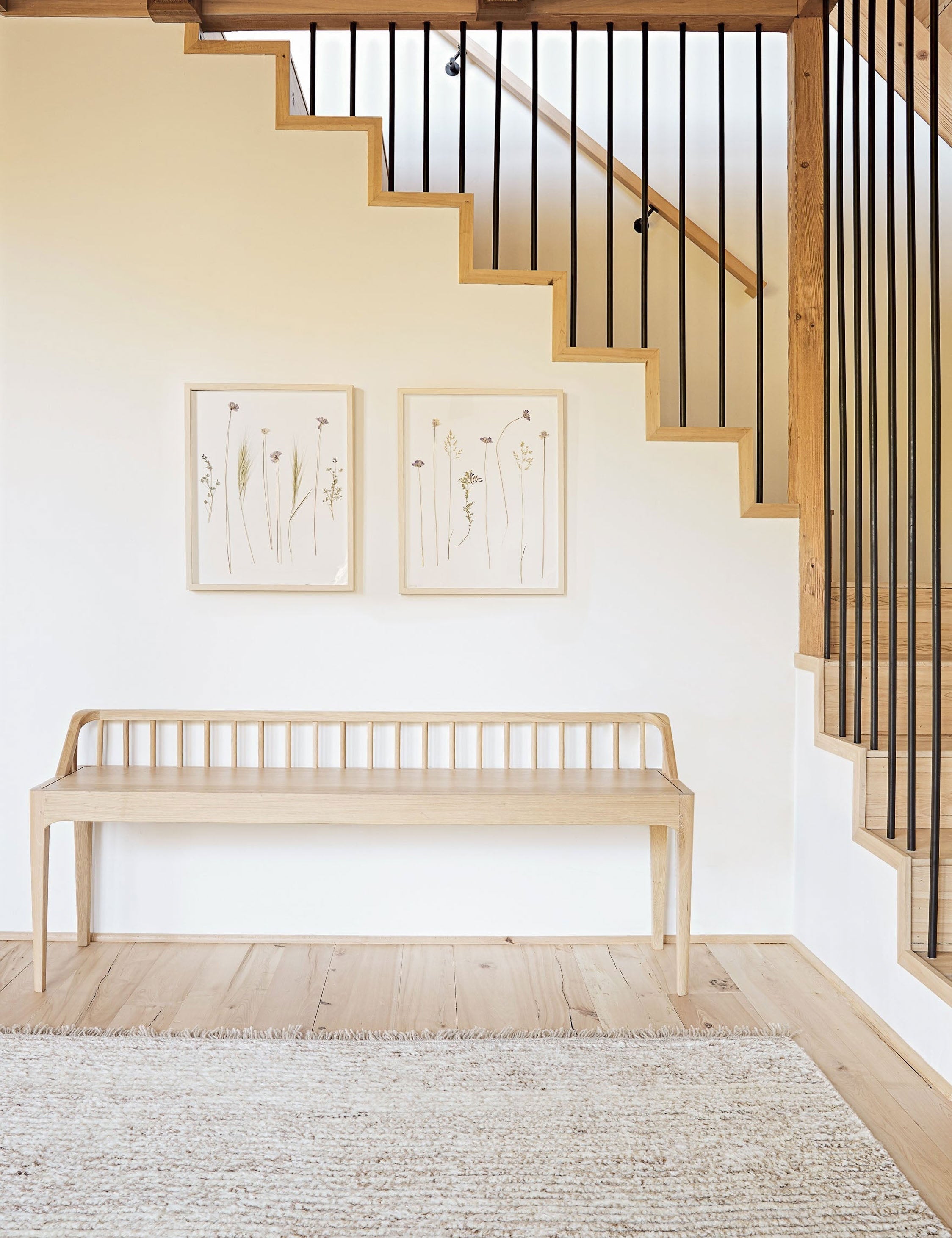 Banc - Des fuseaux traditionnels revisitent la modernité avec le dossier bas de ce banc et ses pieds coniques d'inspiration mid-century