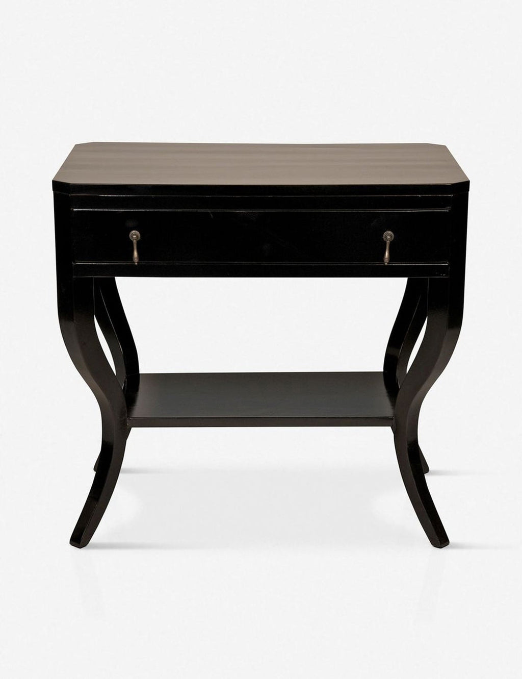 Table de chevet - Une esthétique coloniale moderne est évidente dans les détails incurvés et biseautés de cette table de chevet