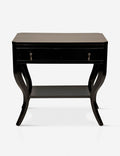 Table de chevet - Une esthétique coloniale moderne est évidente dans les détails incurvés et biseautés de cette table de chevet