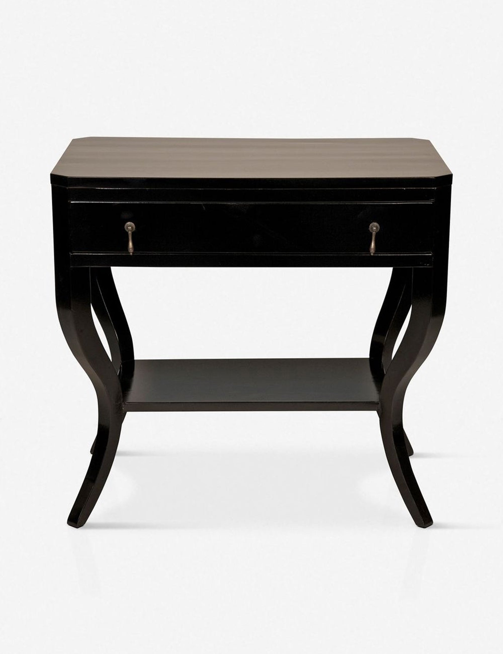 Table de chevet - Une esthétique coloniale moderne est évidente dans les détails incurvés et biseautés de cette table de chevet