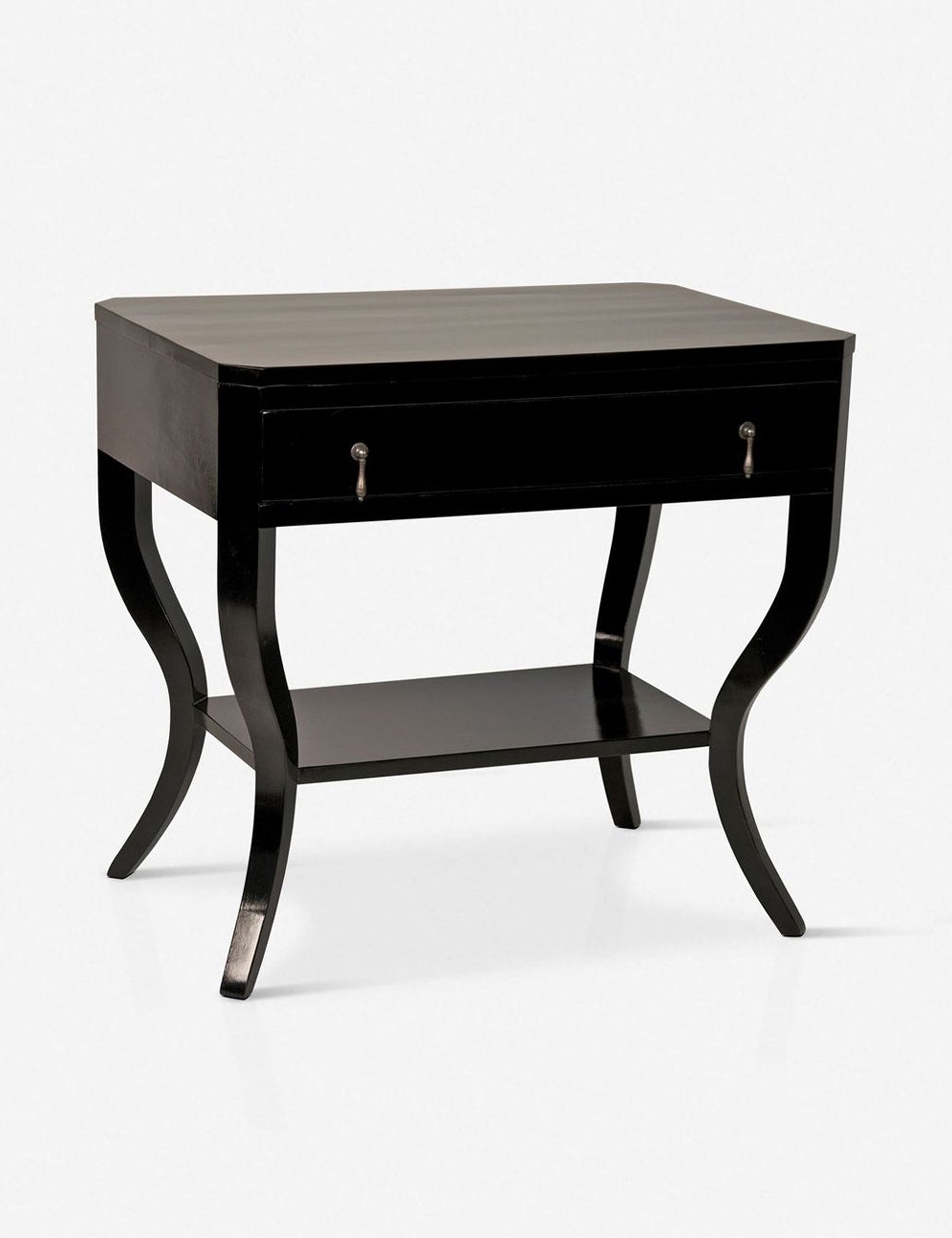 Table de chevet - Une esthétique coloniale moderne est évidente dans les détails incurvés et biseautés de cette table de chevet