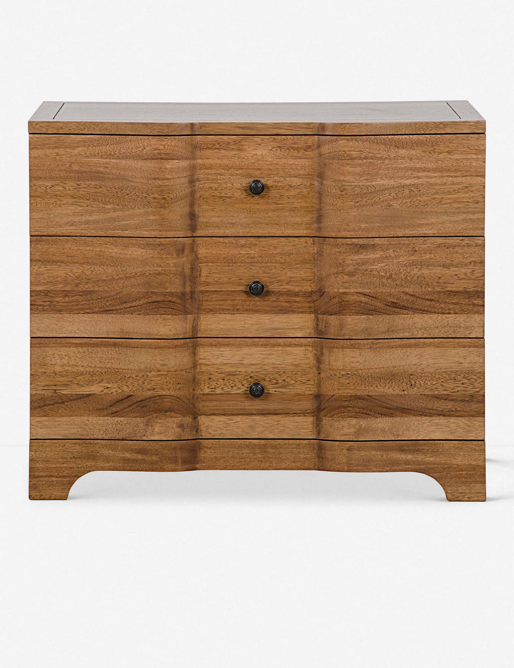 Commode - Une réinterprétation plus contemporaine d'un design de commode classique, ce meuble de rangement présente une courbe ondulée, ajoutant une dimension supplémentaire à son esthétique.