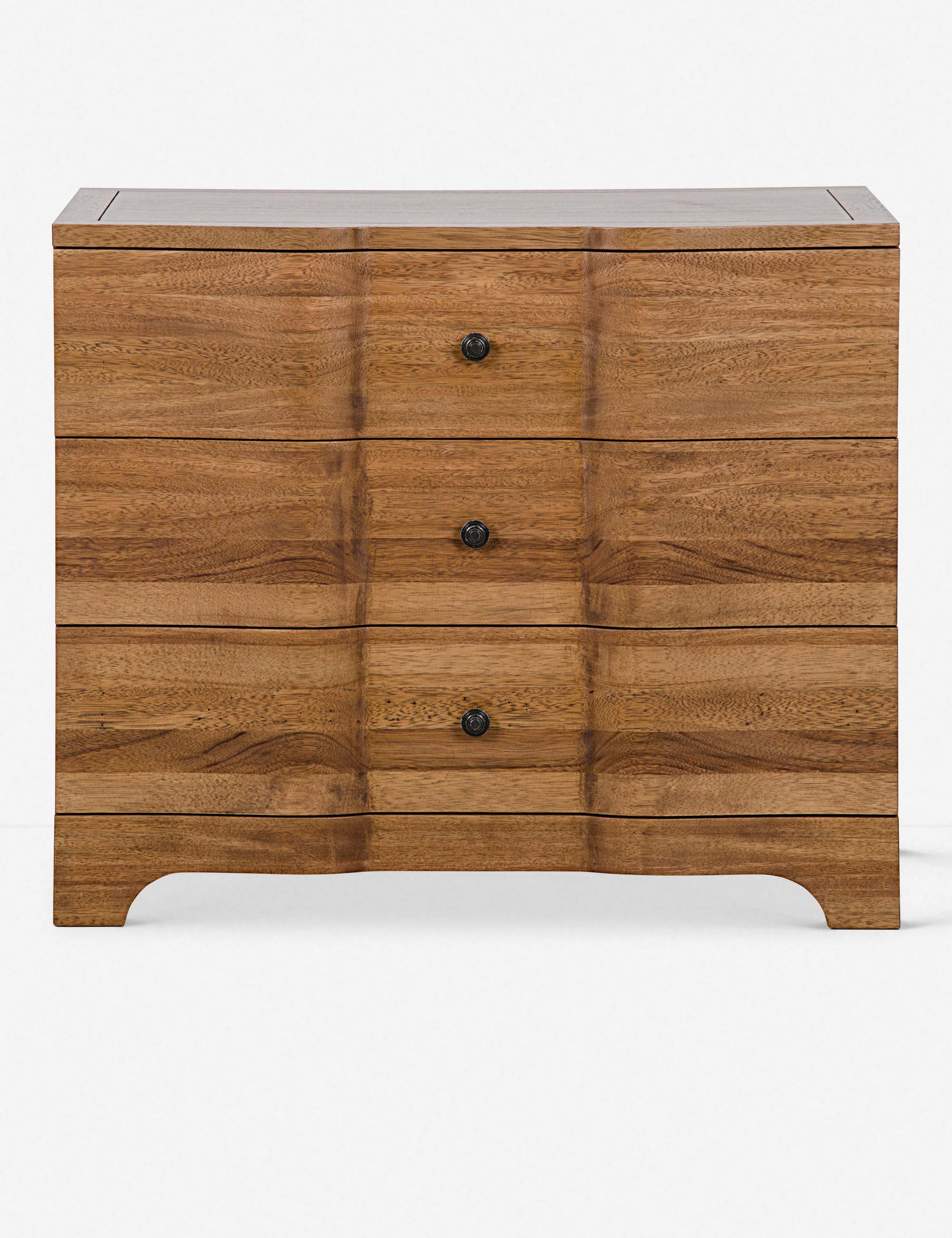 Commode - Une réinterprétation plus contemporaine d'un design de commode classique, ce meuble de rangement présente une courbe ondulée, ajoutant une dimension supplémentaire à son esthétique.