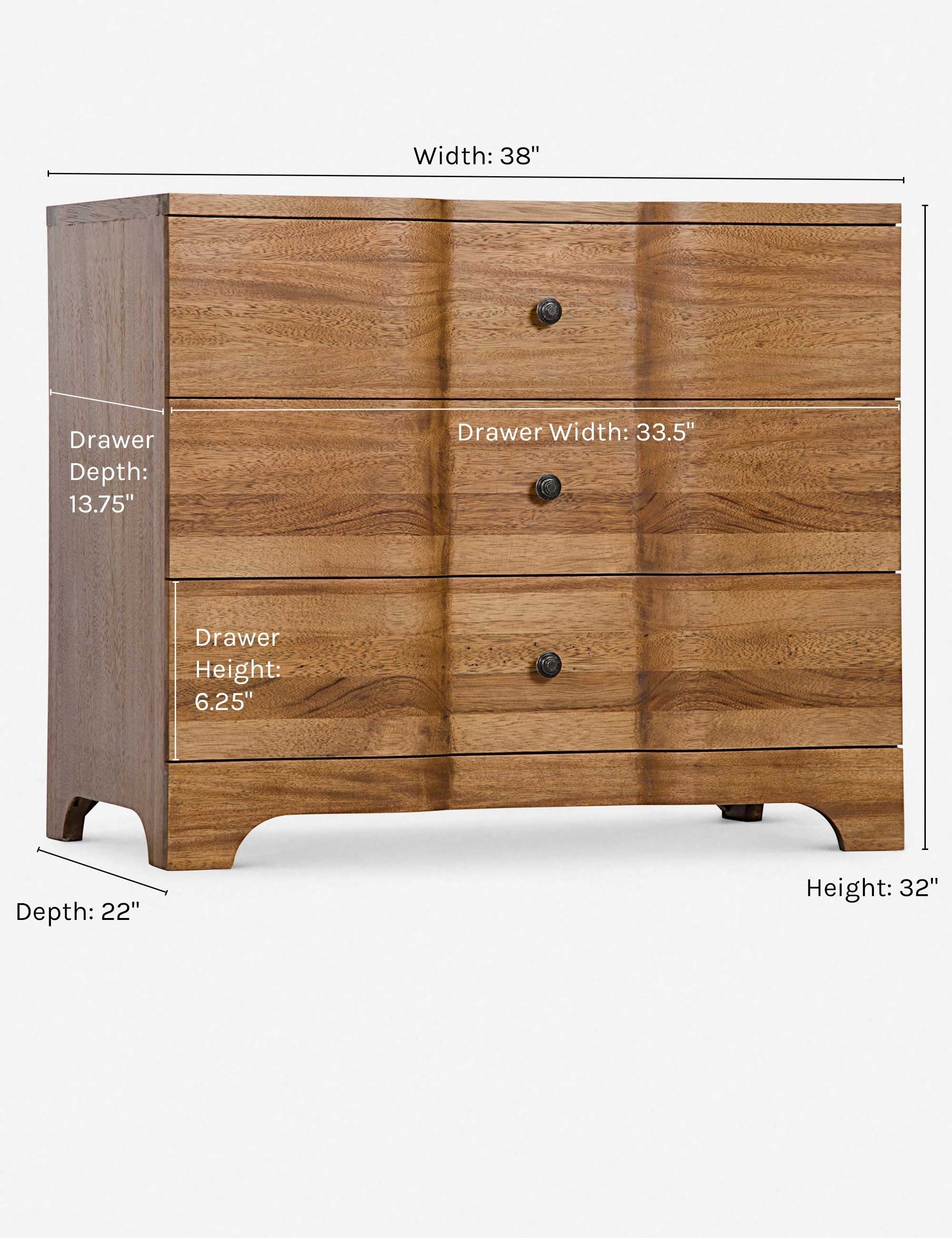 Commode - Une réinterprétation plus contemporaine d'un design de commode classique, ce meuble de rangement présente une courbe ondulée, ajoutant une dimension supplémentaire à son esthétique.
