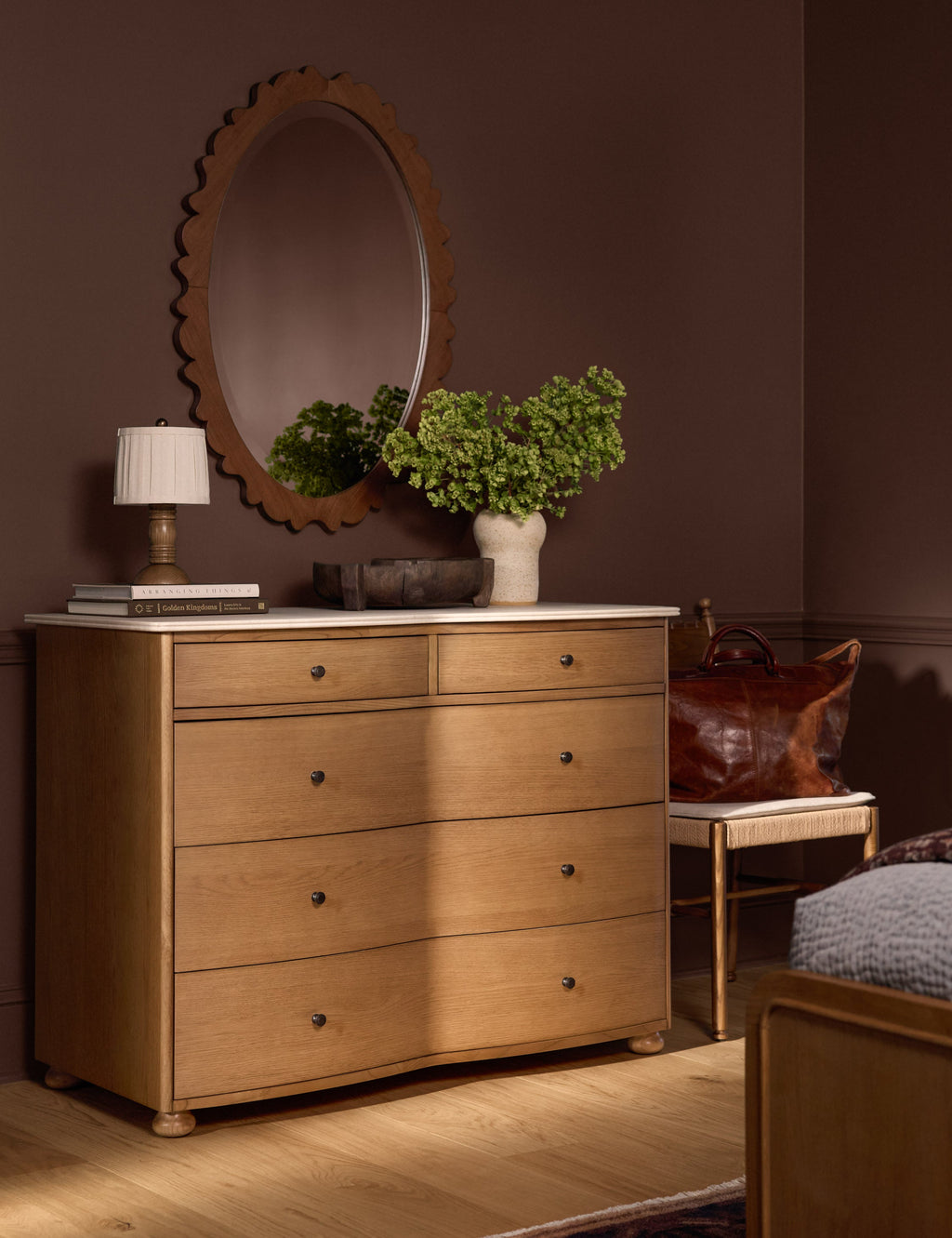 Commode - Dans un véritable style campagnard anglais, la commode de la collection exclusive pour Lulu and Georgia offre une structure en bois épurée
