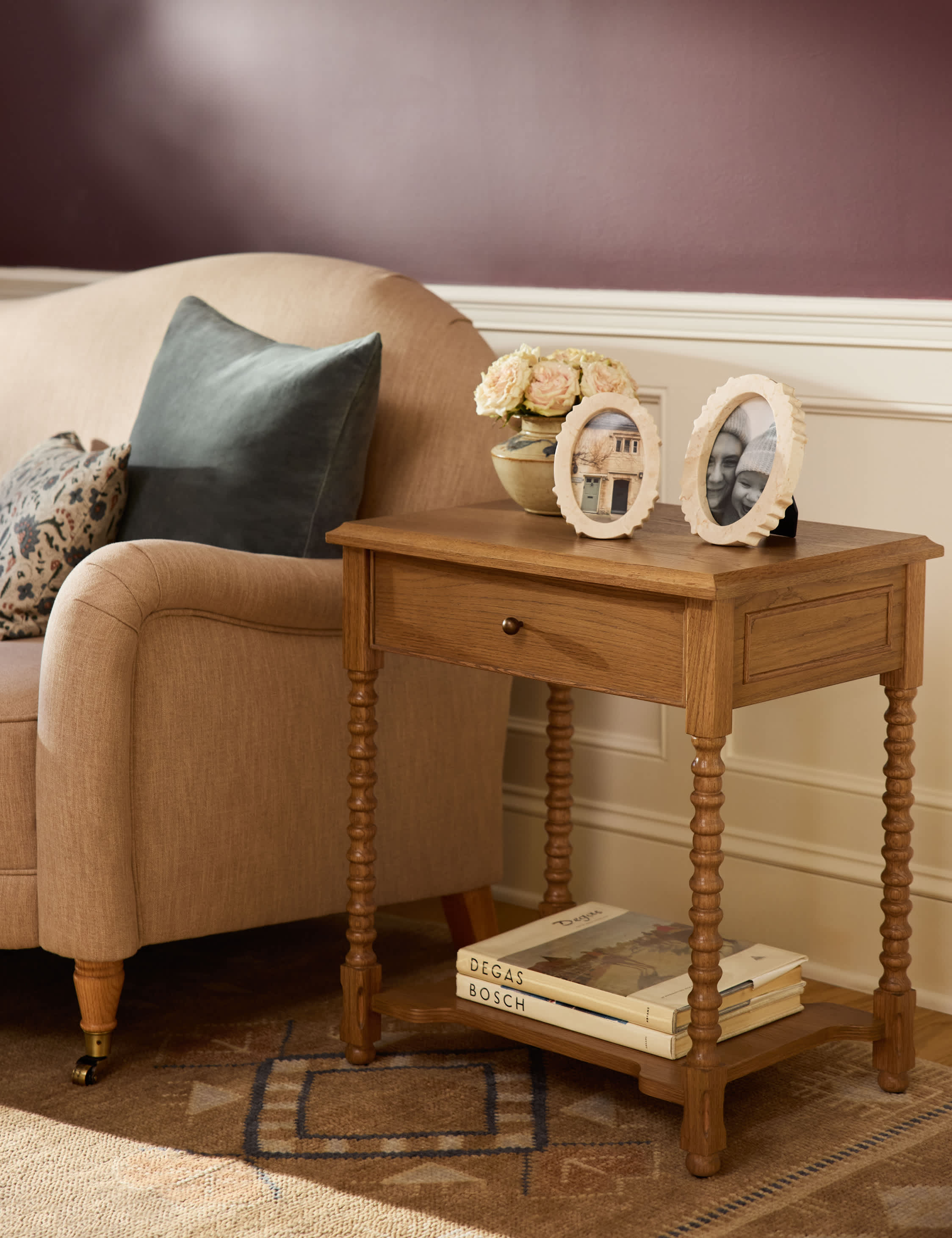 Table d'appoint - Le détail tourné en fuseau est la marque de fabrique de cette table d'appoint de la collection exclusive pour Lulu and Georgia