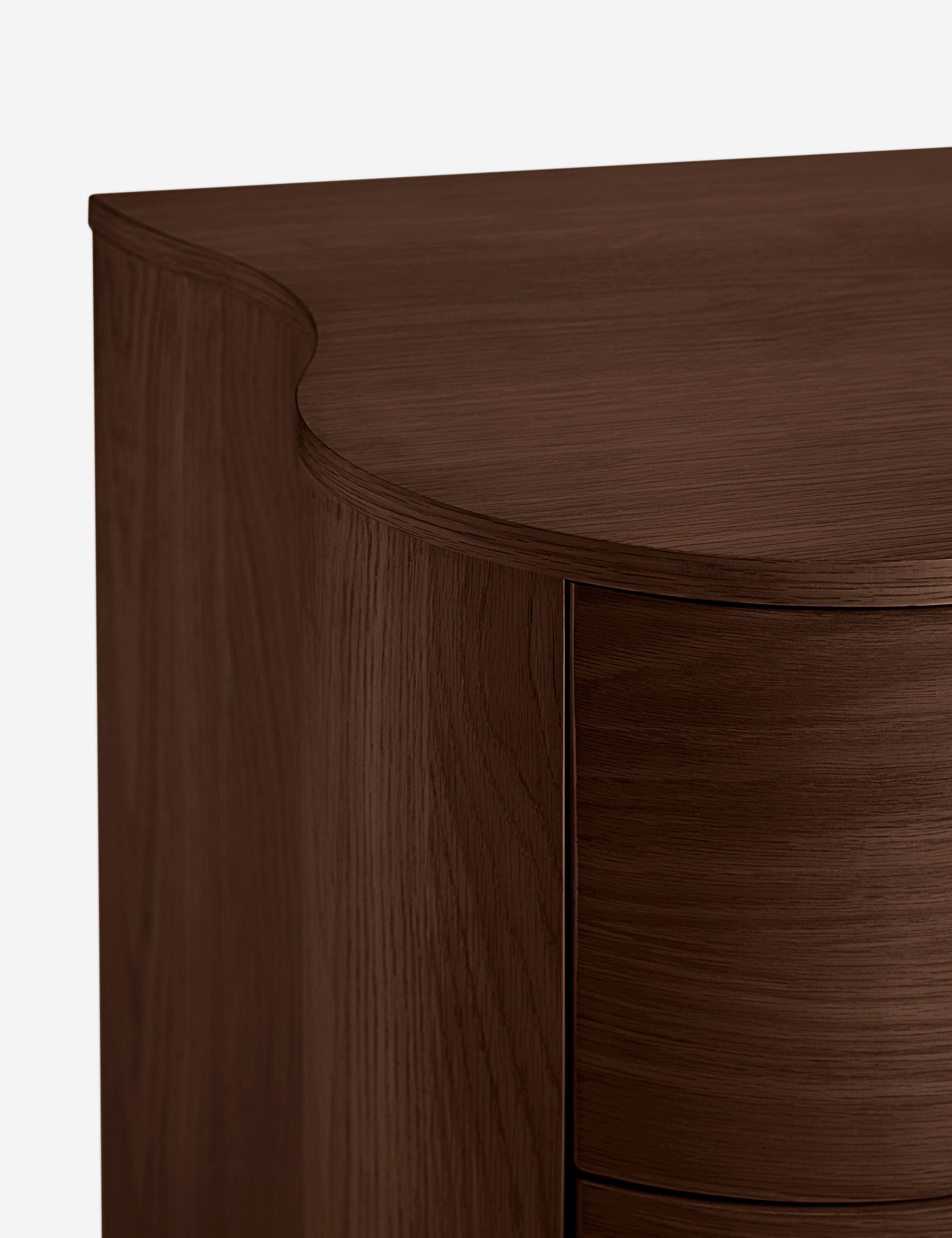 Dresser – Célébrée pour ses céramiques et ses designs audacieux, apporte son sens du raffinement et une touche d'espièglerie à une