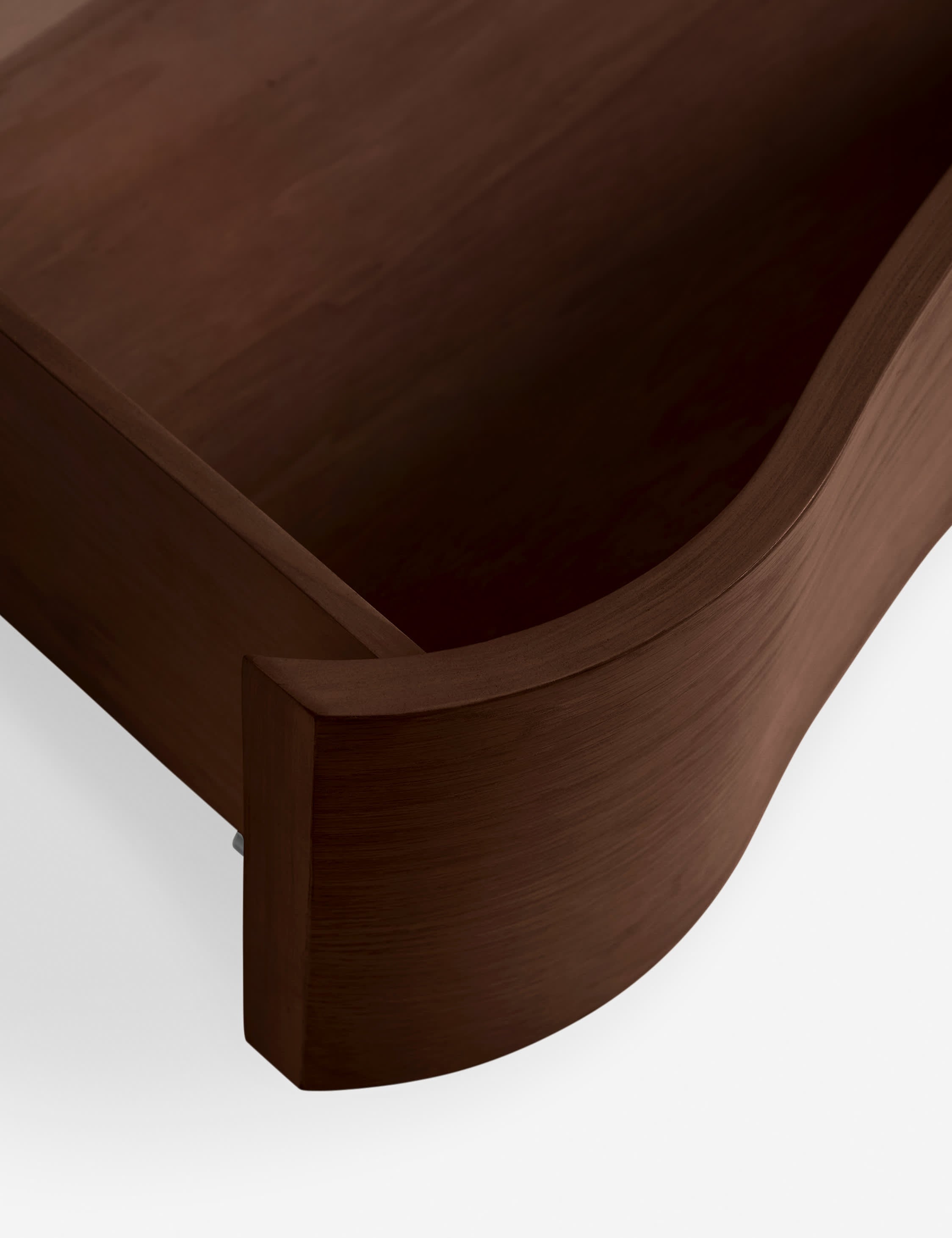 Dresser – Célébrée pour ses céramiques et ses designs audacieux, apporte son sens du raffinement et une touche d'espièglerie à une