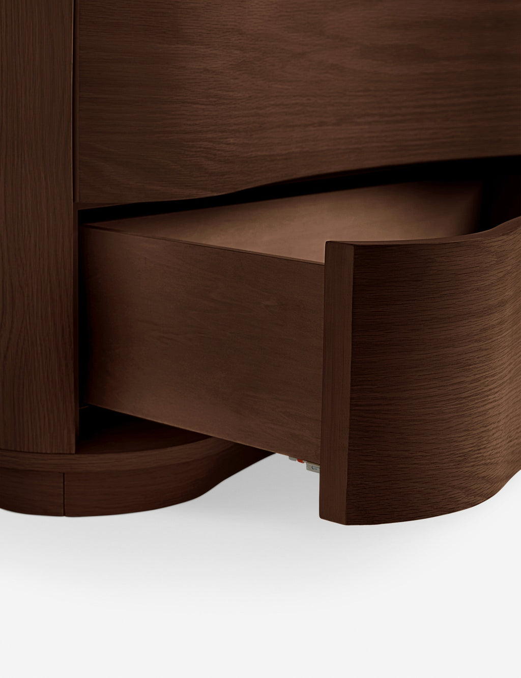 Dresser – Célébrée pour ses céramiques et ses designs audacieux, apporte son sens du raffinement et une touche d'espièglerie à une