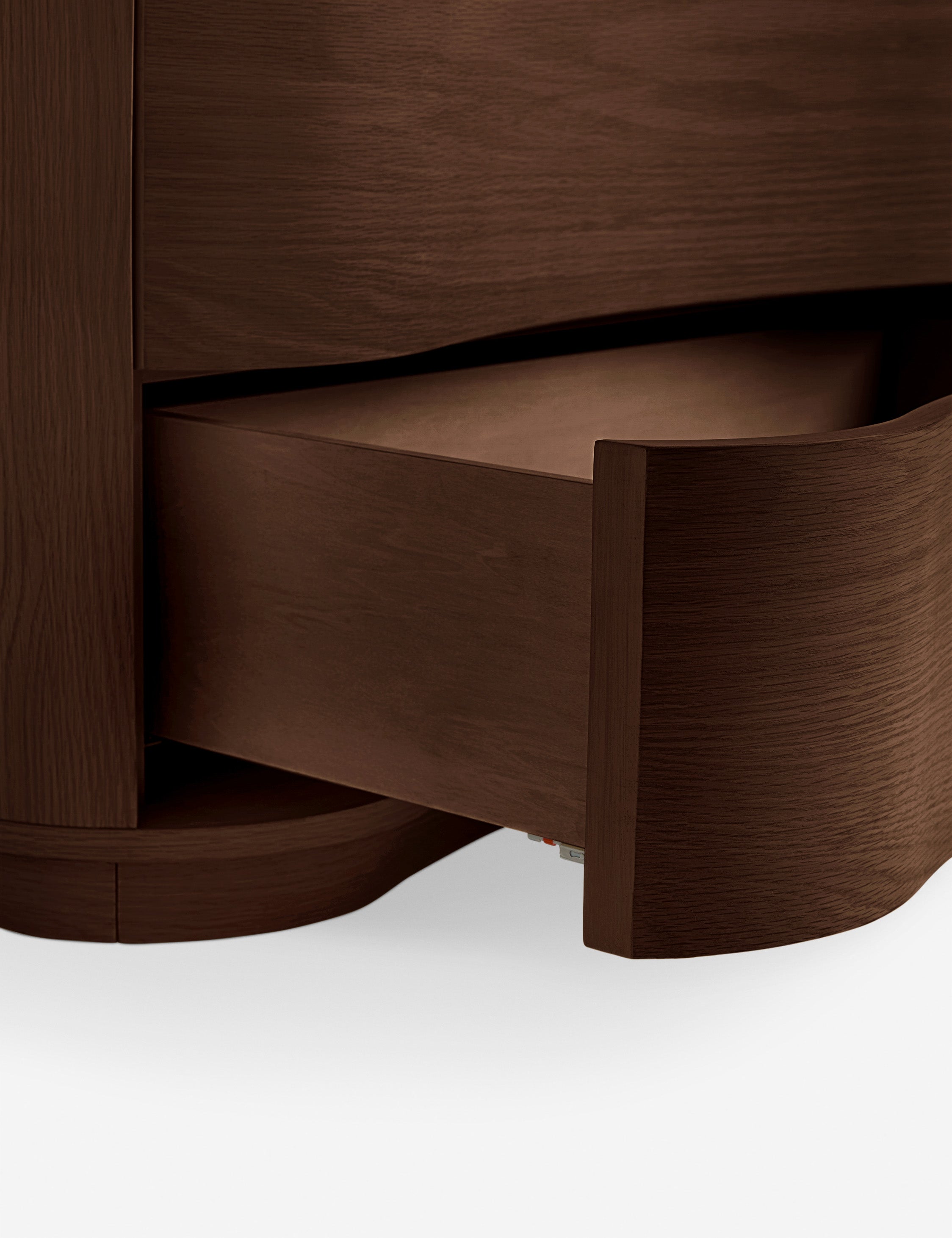 Dresser – Célébrée pour ses céramiques et ses designs audacieux, apporte son sens du raffinement et une touche d'espièglerie à une