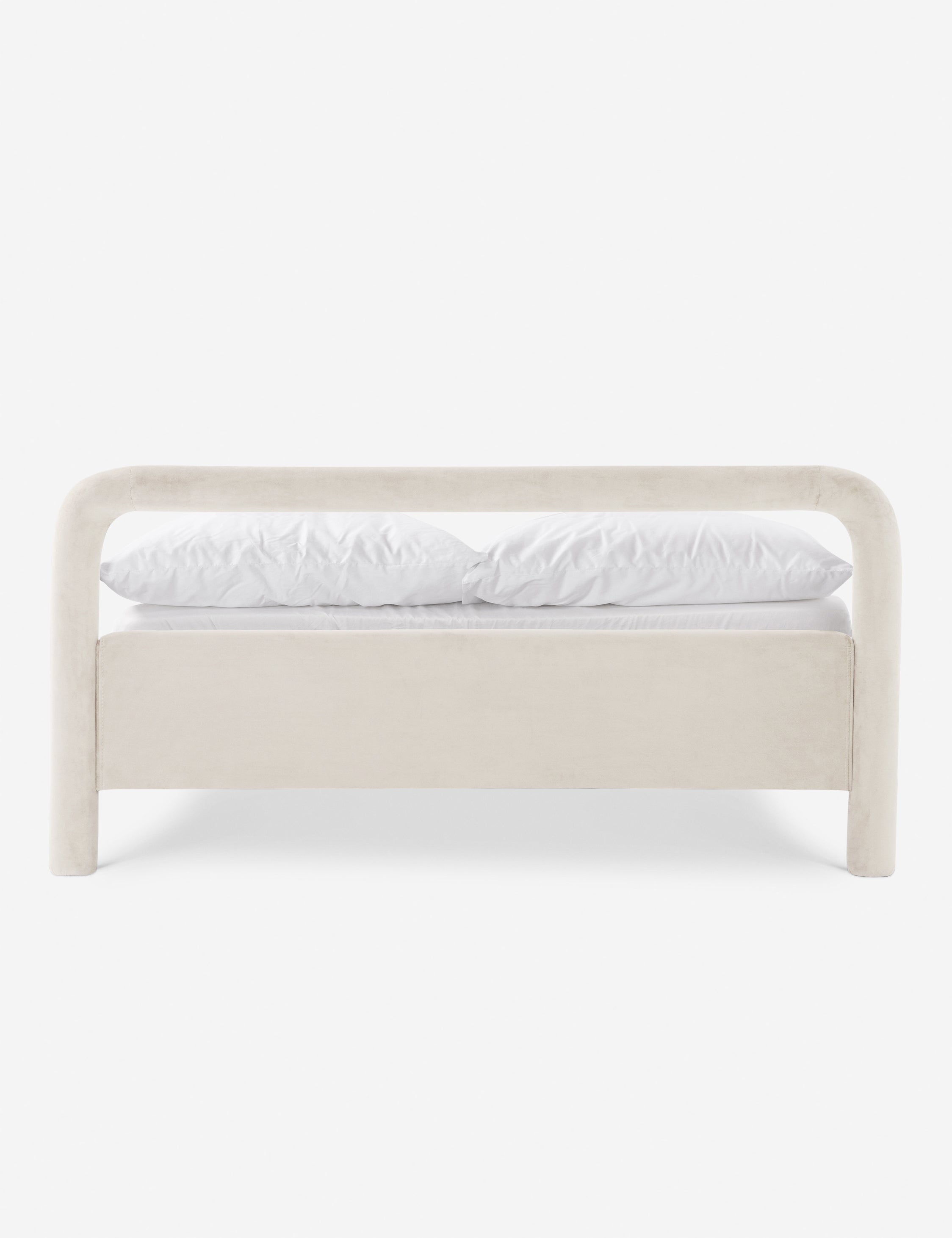 Lit plateforme - Un studio de design de mobilier cherche à créer des espaces ouverts et naturels avec sa ligne de mobilier minimaliste.