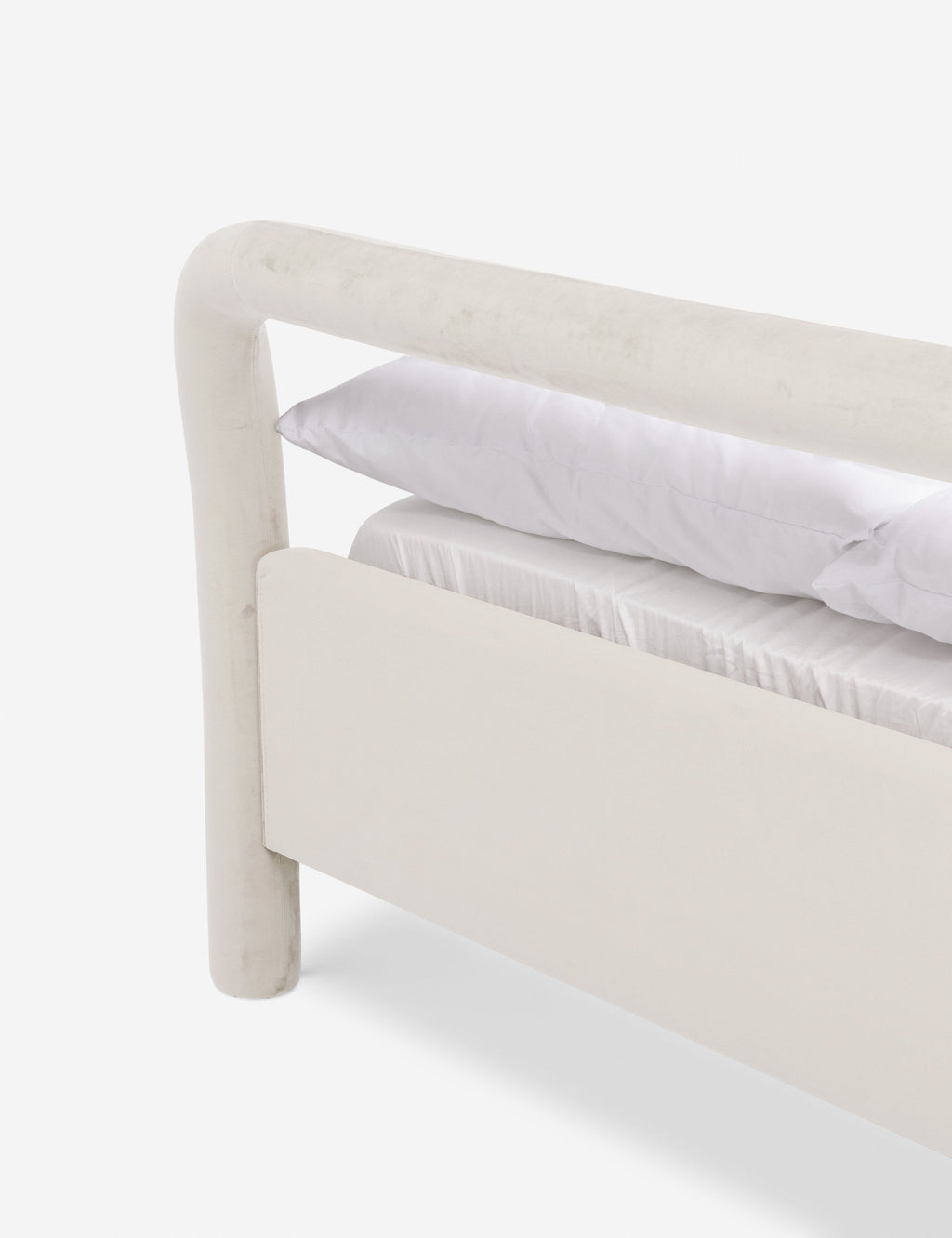 Lit plateforme - Un studio de design de mobilier cherche à créer des espaces ouverts et naturels avec sa ligne de mobilier minimaliste.