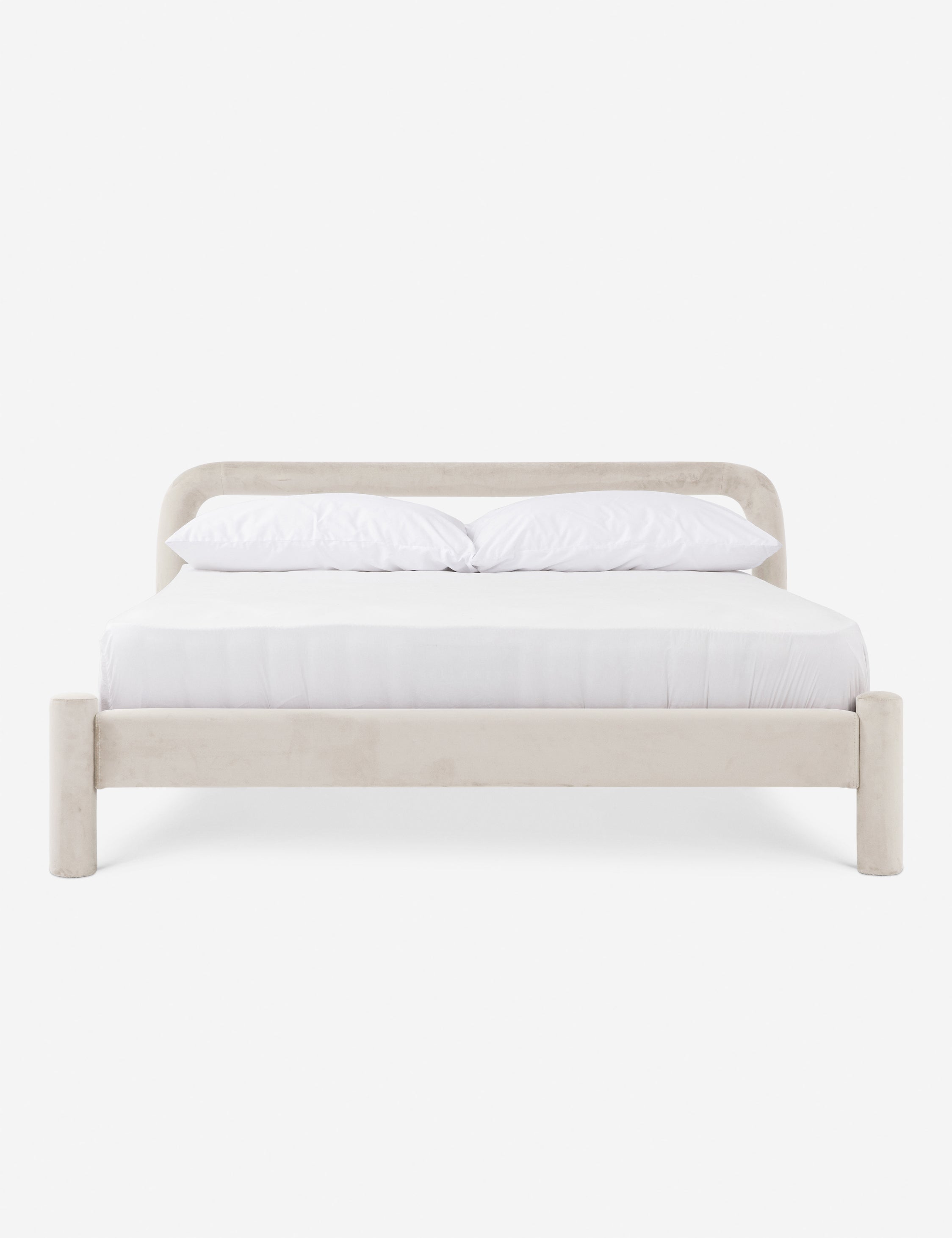 Lit plateforme - Un studio de design de mobilier cherche à créer des espaces ouverts et naturels avec sa ligne de mobilier minimaliste.