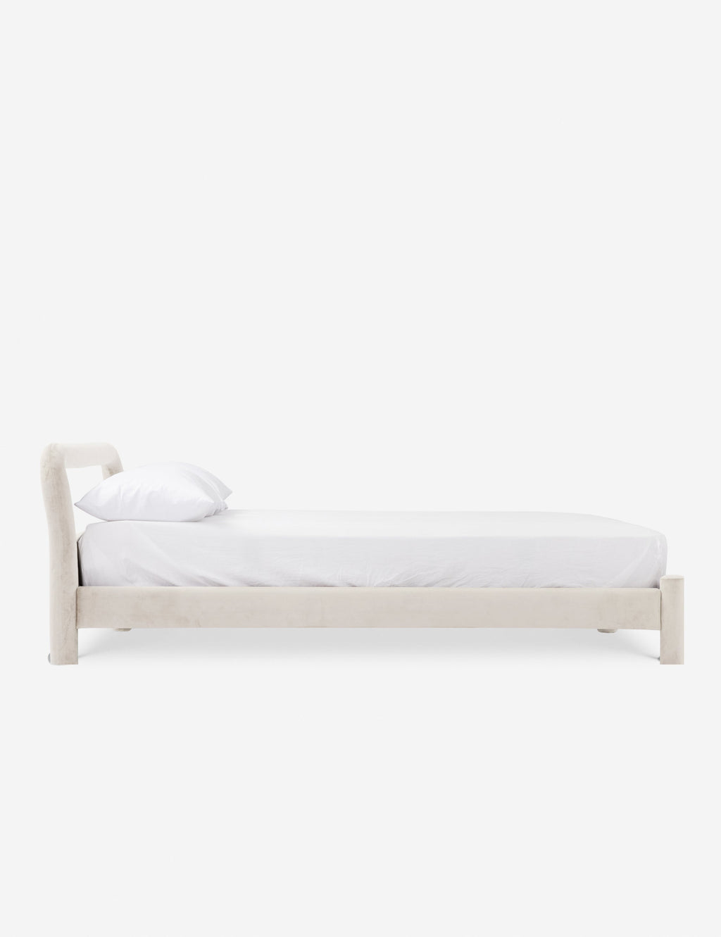 Lit plateforme - Un studio de design de mobilier cherche à créer des espaces ouverts et naturels avec sa ligne de mobilier minimaliste.