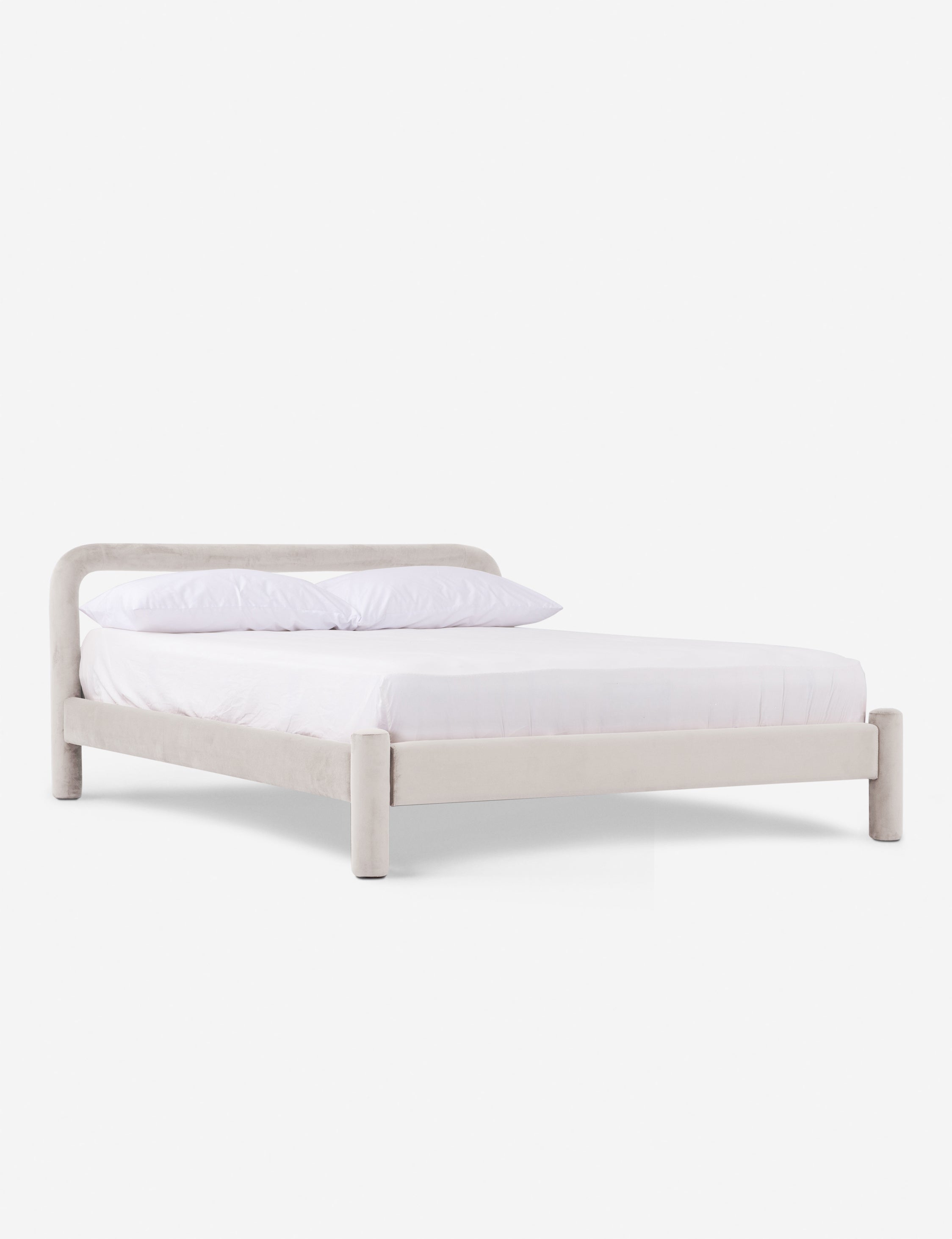 Lit plateforme - Un studio de design de mobilier cherche à créer des espaces ouverts et naturels avec sa ligne de mobilier minimaliste.