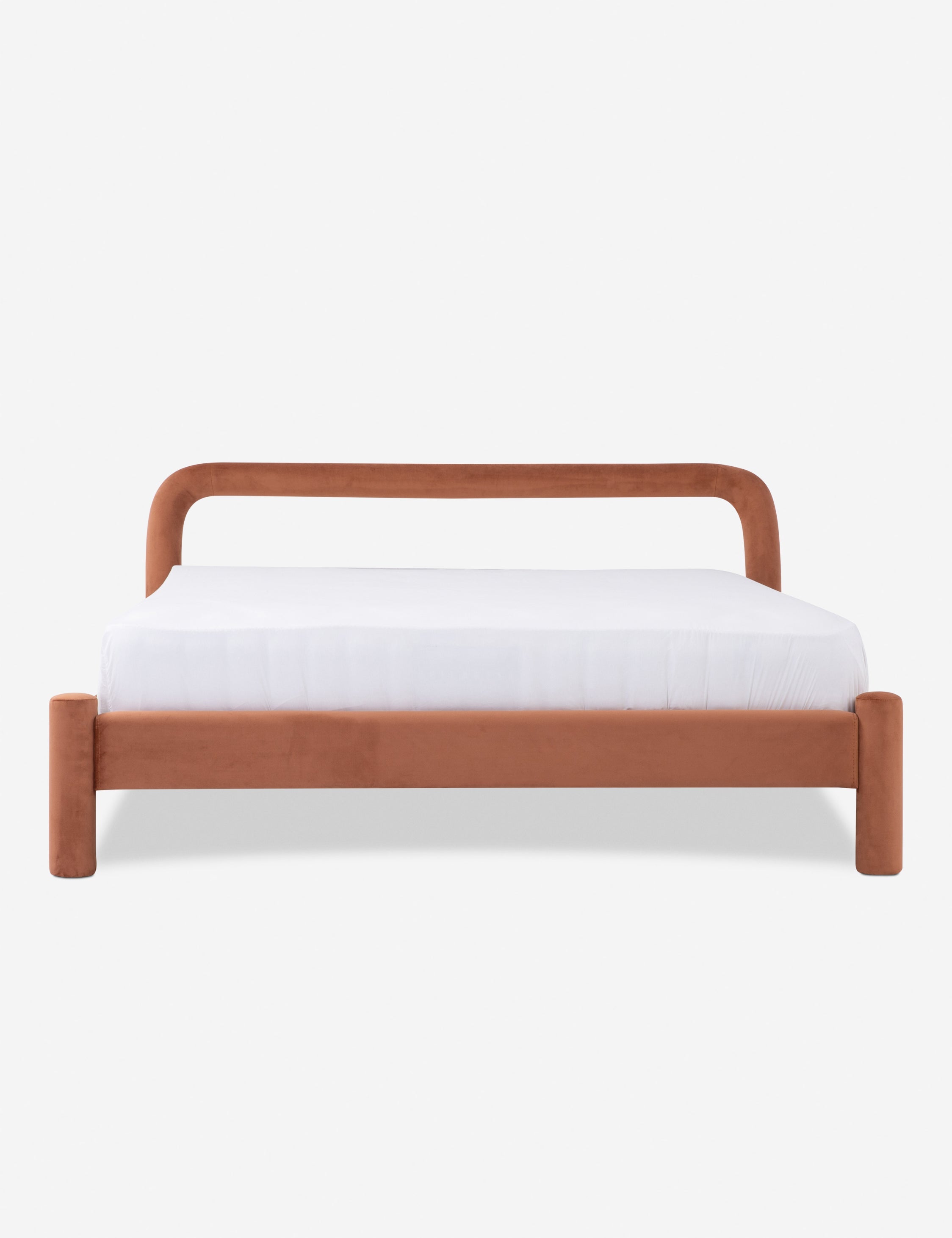 Lit plateforme - Un studio de design de mobilier cherche à créer des espaces ouverts et naturels avec sa ligne de mobilier minimaliste.