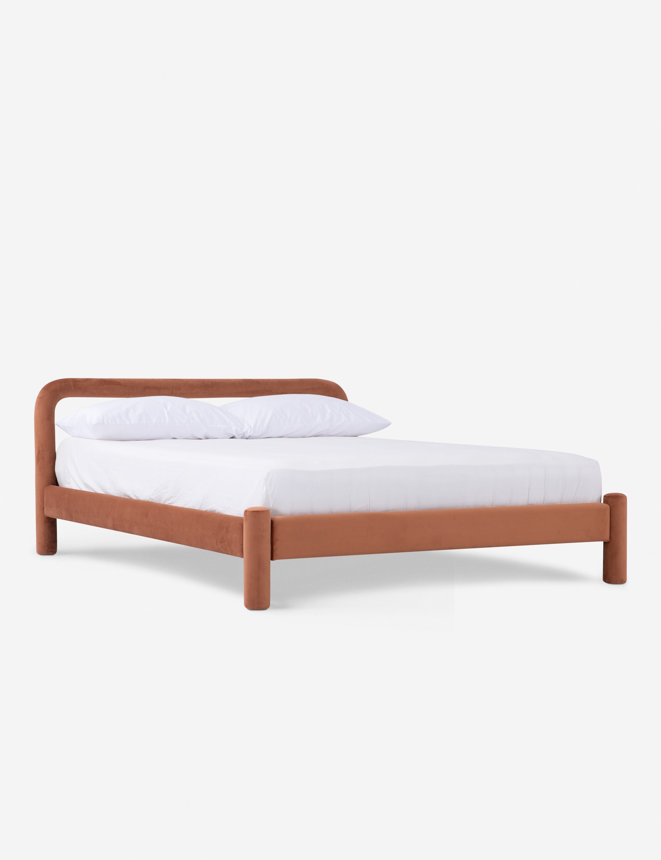 Lit plateforme - Un studio de design de mobilier cherche à créer des espaces ouverts et naturels avec sa ligne de mobilier minimaliste.