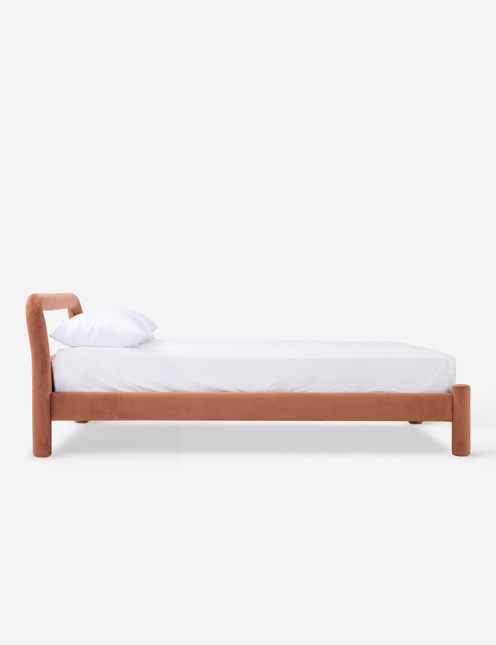 Lit plateforme - Un studio de design de mobilier cherche à créer des espaces ouverts et naturels avec sa ligne de mobilier minimaliste.