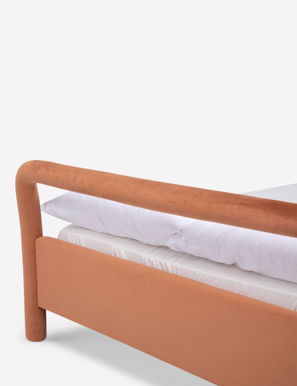 Lit plateforme - Un studio de design de mobilier cherche à créer des espaces ouverts et naturels avec sa ligne de mobilier minimaliste.