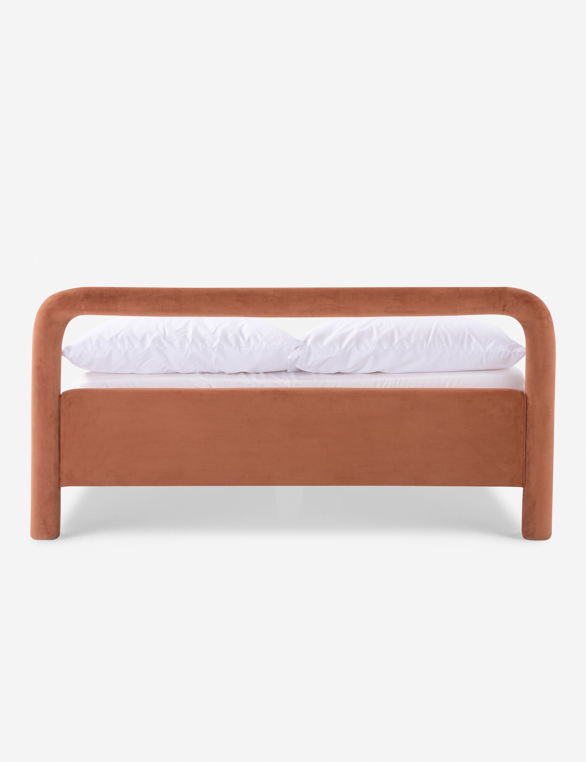 Lit plateforme - Un studio de design de mobilier cherche à créer des espaces ouverts et naturels avec sa ligne de mobilier minimaliste.